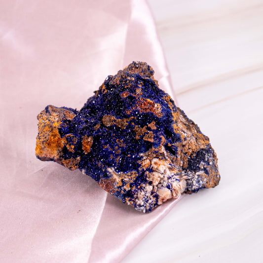 Sparkly Azurit Malachit blau Glitzer Funkelnd Rohstein Kristall Edelstein Heilstein Schutzstein Annurah deutscher Onlineshop Geburts- & Glücksstein für den: 07. Januar Sternzeichen: Schütze, Wassermann, Steinbock, Skorpion Chakra: Drittes Auge, Kehlchakra