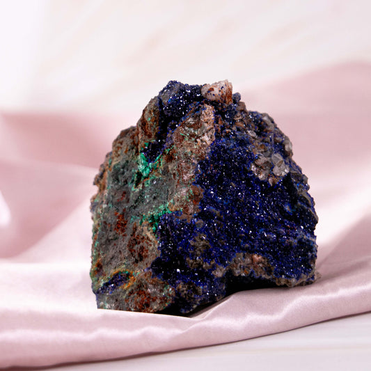 Sparkly Azurit Malachit blau Glitzer Funkelnd Rohstein Kristall Edelstein Heilstein Schutzstein Annurah deutscher Onlineshop Geburts- & Glücksstein für den: 07. Januar Sternzeichen: Schütze, Wassermann, Steinbock, Skorpion Chakra: Drittes Auge, Kehlchakra