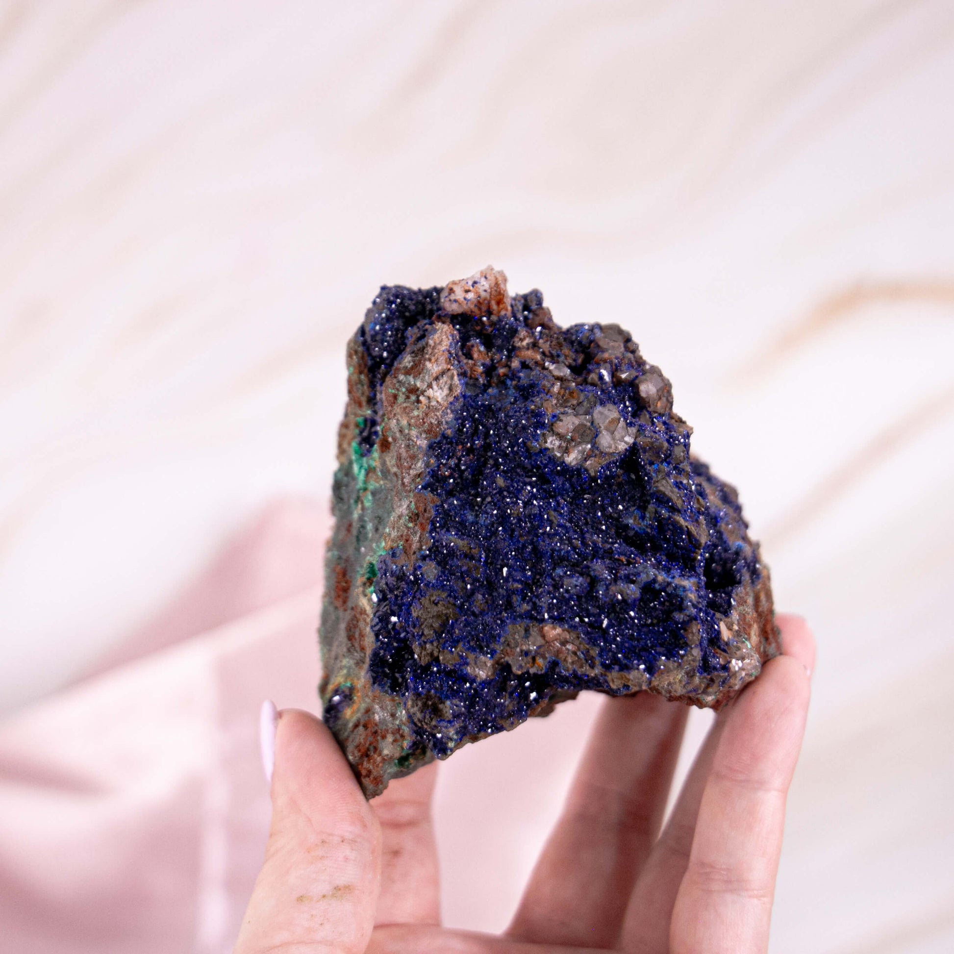 Sparkly Azurit Malachit blau Glitzer Funkelnd Rohstein Kristall Edelstein Heilstein Schutzstein Annurah deutscher Onlineshop Wahrheit Persönliche Entwicklung Spiritualität Kraft