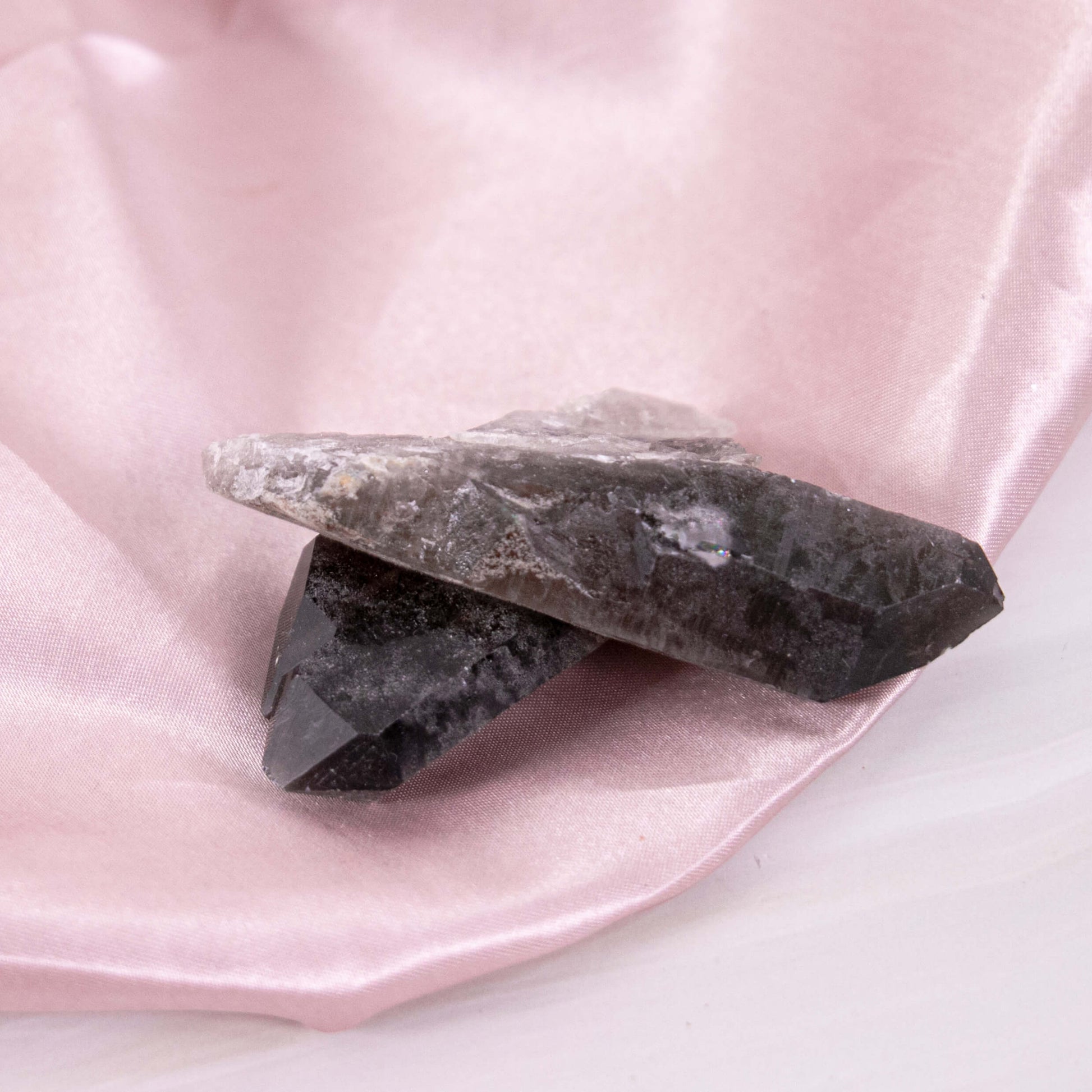 Rauchquarz Morion, Osiriskristall oder Colorado Diamant Rohspitze Kristall Edelstein Heilstein Schutzstein Kristallspitze Kristallturm Spitze Turm Rohstein grau weiss Quarz Annurah deutscher Onlineshop Schutz Heilung Stabilität Persönliche Entwicklung Süchte