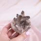 Rauchquarz Morion, Osiriskristall oder Colorado Diamant Rohspitze Kristall Edelstein Heilstein Schutzstein Kristallspitze Kristallturm Spitze Turm Rohstein grau weiss Quarz Annurah deutscher Onlineshop Geburts- & Glücksstein für den: 17. Oktober Sternzeichen: Steinbock, Waage, Skorpion Chakra: Wurzelchakra, Solarplexus Erzengel: Sandalphon