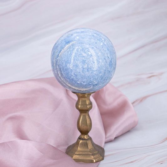 Blauer Calcit Handstein Kugel Trommelstein pastell weiss Annurah deutscher Onlineshop Kristall Edelstein Heilstein Schutzstein Optimismus Selbstbewusstsein Konzentration geistige Entwicklung