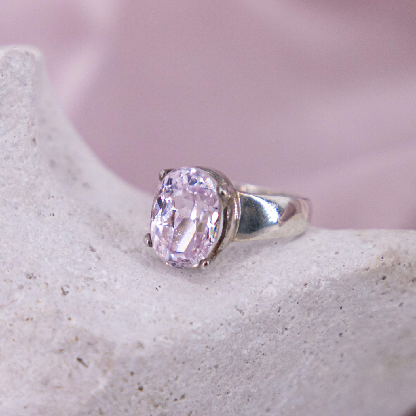 Kunzit Ring poliert Schliff Prinzessin rosa 925 Krappen Verlobung Einzelstück Größe Annurah deutscher Onlineshop Kristall Edelstein Heilstein Schutzstein