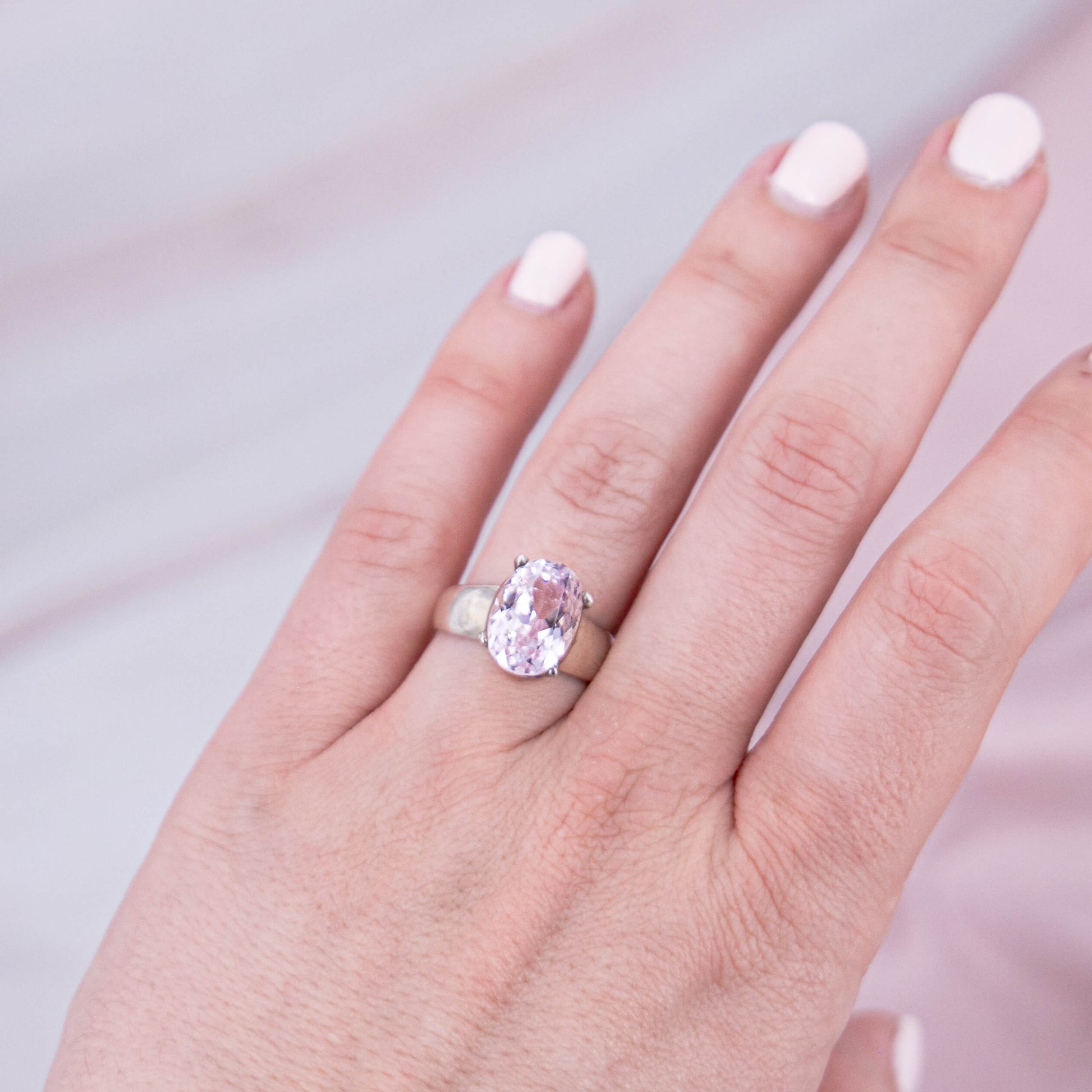 Kunzit Ring poliert Schliff Prinzessin rosa 925 Krappen Verlobung Einzelstück Größe Annurah deutscher Onlineshop Flash Regenbogen Schimmer Einzelstück Seltenheit
