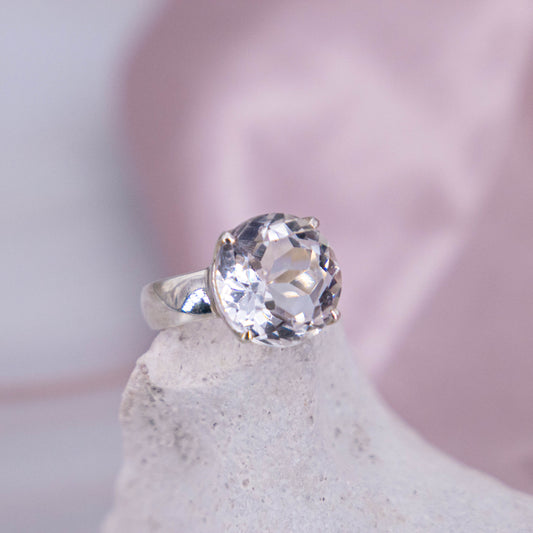 Bergkristall Clear Quarz Ring Schliff Prinzessin Verlobung klar Regenbogen durchsichtig 925 Silber Krappen Annurah deutscher Onlineshop Kristalle Heilsteine Edelsteine Schutzsteine Klarheit Hellsichtigkeit Konzentration Willenskraft Gedächtnisstärkend Wahrnehmung