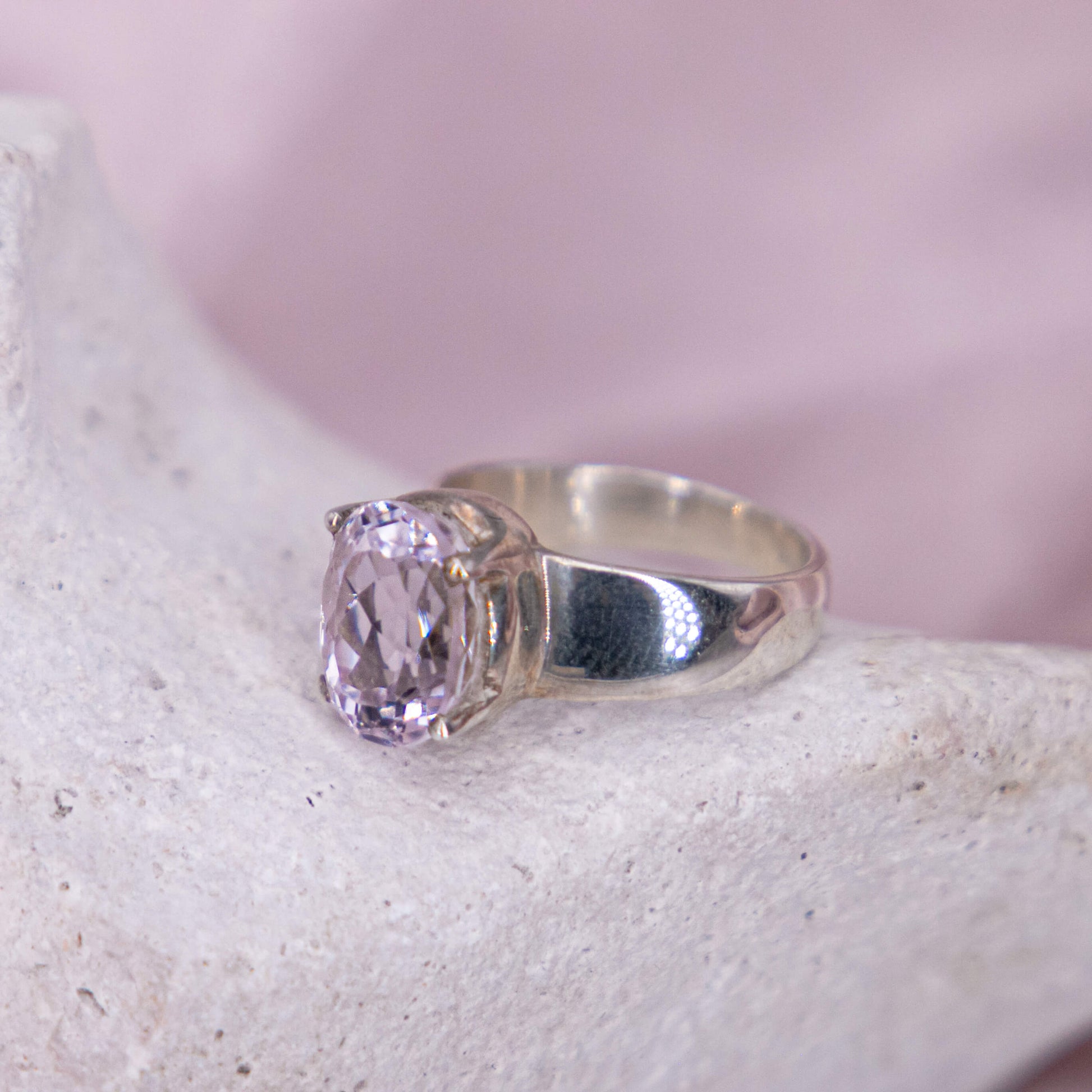 Kunzit Ring poliert Schliff Prinzessin rosa 925 Krappen Verlobung Einzelstück Größe Annurah deutscher Onlineshop Kristall Edelstein Heilstein Schutzstein