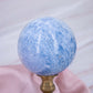 Blauer Calcit Handstein Kugel Trommelstein pastell weiss Annurah deutscher Onlineshop Kristall Edelstein Heilstein Schutzstein Unterstützt: Persönliche & Spirituelle Entwicklung, Hellsichtigkeit, Meditation, Schutz Geburts- & Glücksstein für den: 03. Juli Sternzeichen: Krebs Chakra: Kehlchakra, Drittes Auge