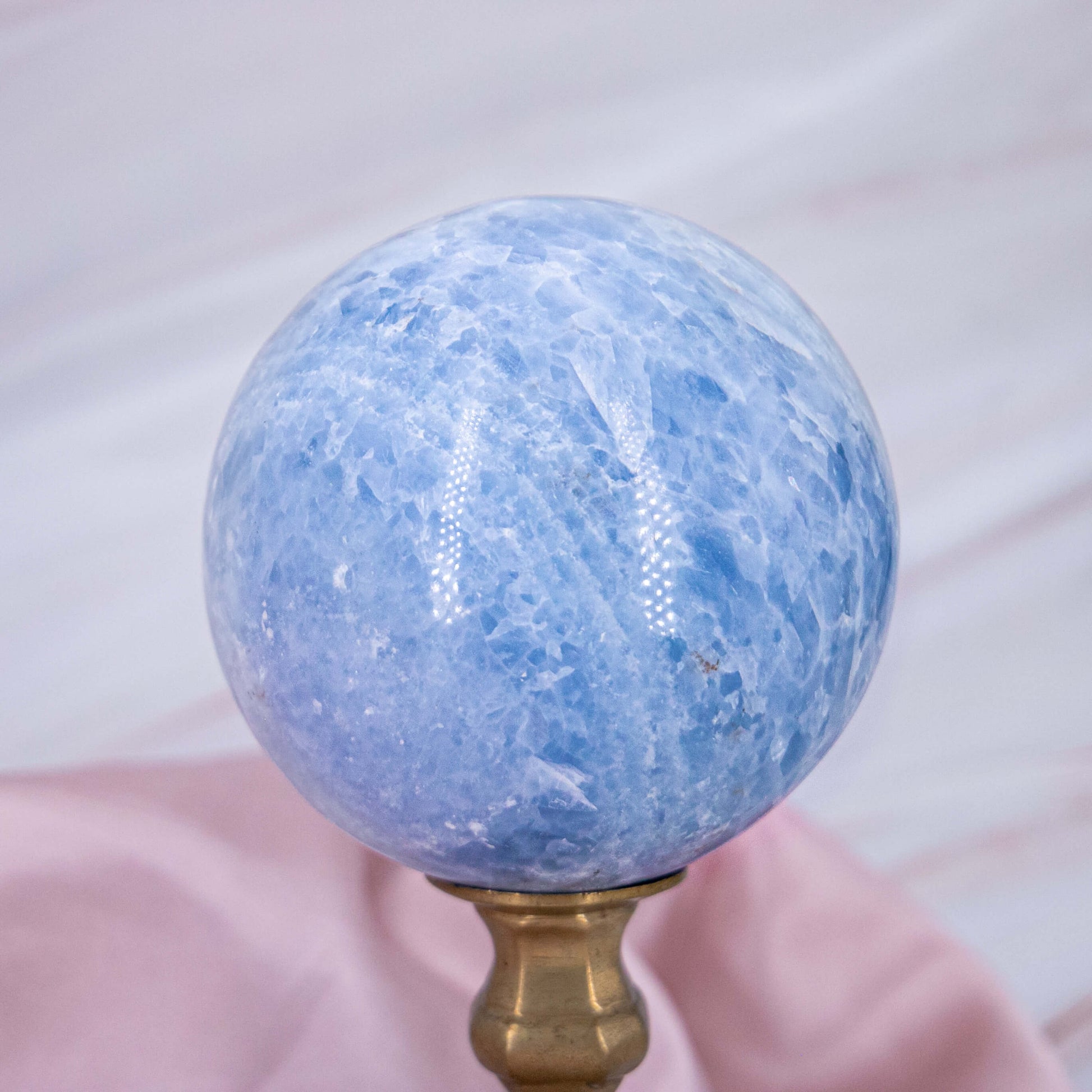 Blauer Calcit Handstein Kugel Trommelstein pastell weiss Annurah deutscher Onlineshop Kristall Edelstein Heilstein Schutzstein Unterstützt: Persönliche & Spirituelle Entwicklung, Hellsichtigkeit, Meditation, Schutz Geburts- & Glücksstein für den: 03. Juli Sternzeichen: Krebs Chakra: Kehlchakra, Drittes Auge