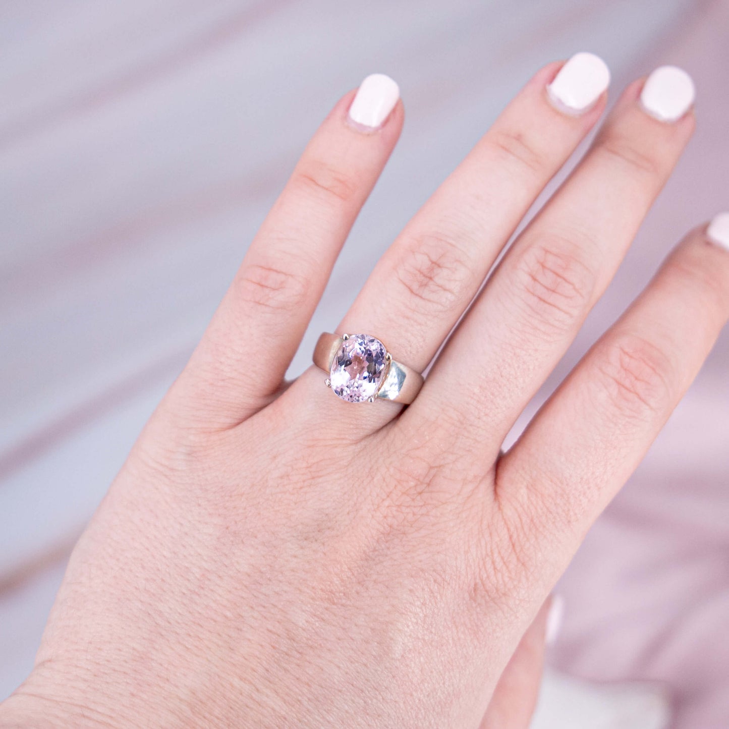 Kunzit Ring poliert Schliff Prinzessin rosa 925 Krappen Verlobung Einzelstück Größe Annurah deutscher Onlineshop Flash Regenbogen Schimmer Einzelstück Seltenheit