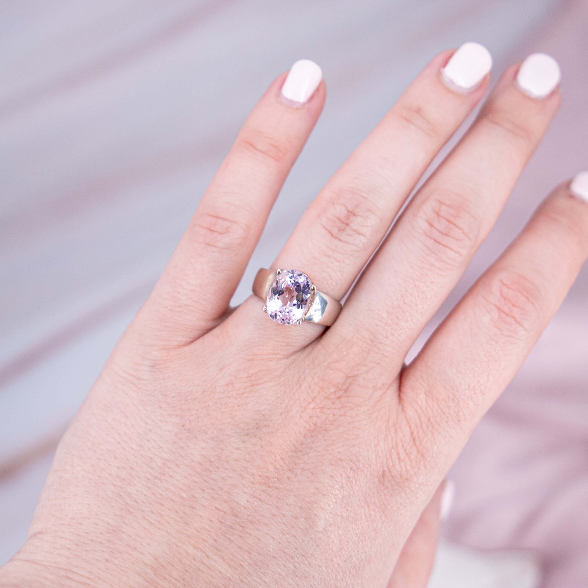 Kunzit Ring poliert Schliff Prinzessin rosa 925 Krappen Verlobung Einzelstück Größe Annurah deutscher Onlineshop Flash Regenbogen Schimmer Einzelstück Seltenheit