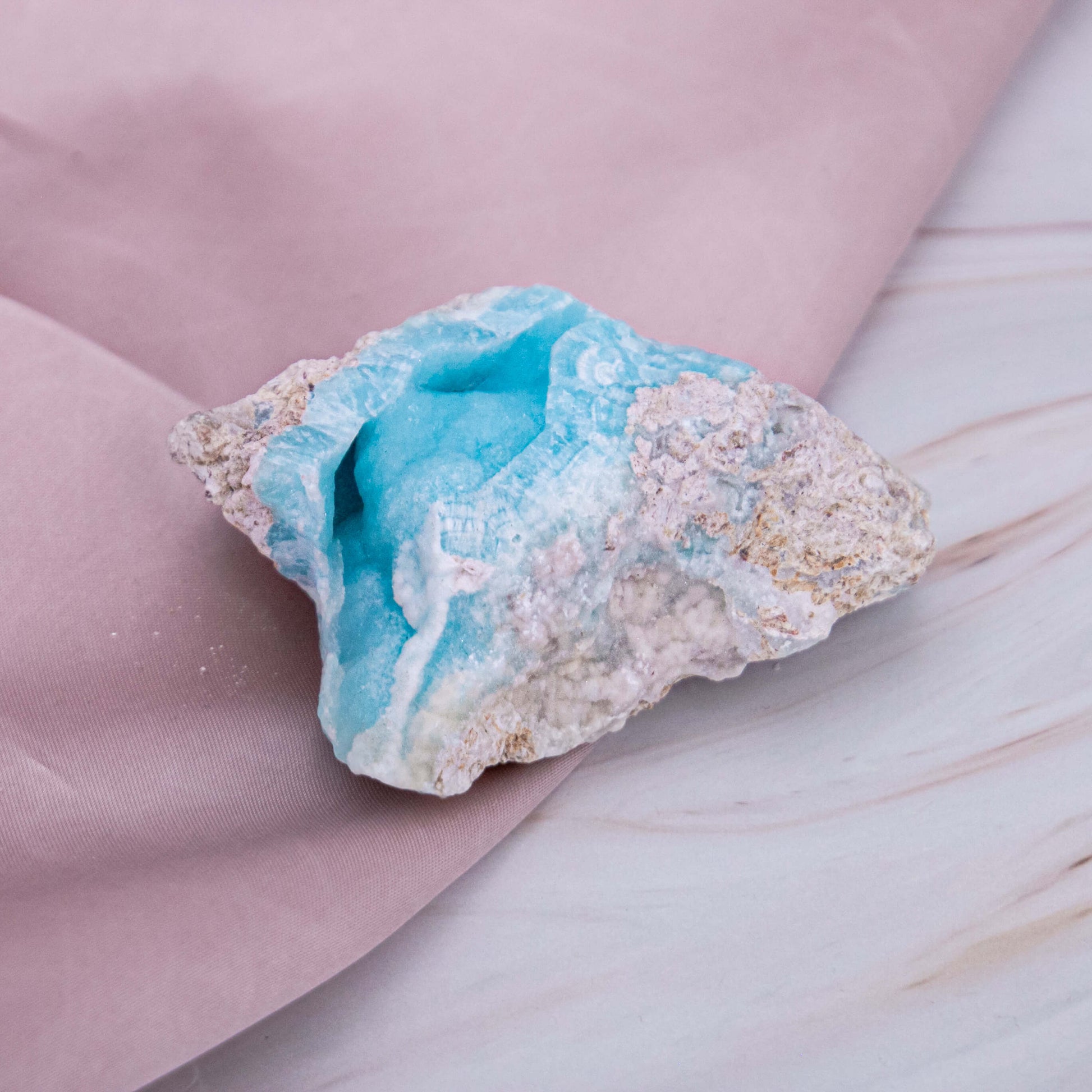 Hemimorphit Morphit Hemi blau Karibik Glitzer Schimmer Kristall Edelstein Schutzstein Glücksstein Annurah deutscher Onlineshop aqua türkis Cluster Geode Rohstück Ähnlich wie das Meer, erinnert er uns, an ein auf und ab im Leben mit Höhen und Tiefen Meer Sand Sommer