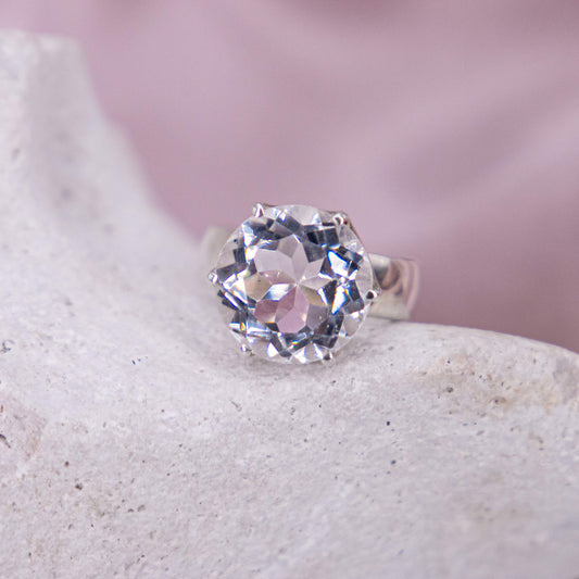 Bergkristall Clear Quarz Ring Schliff Prinzessin Verlobung klar Regenbogen durchsichtig 925 Silber Krappen Annurah deutscher Onlineshop Kristalle Heilsteine Edelsteine Schutzsteine Klarheit Hellsichtigkeit Konzentration Willenskraft Gedächtnisstärkend Wahrnehmung