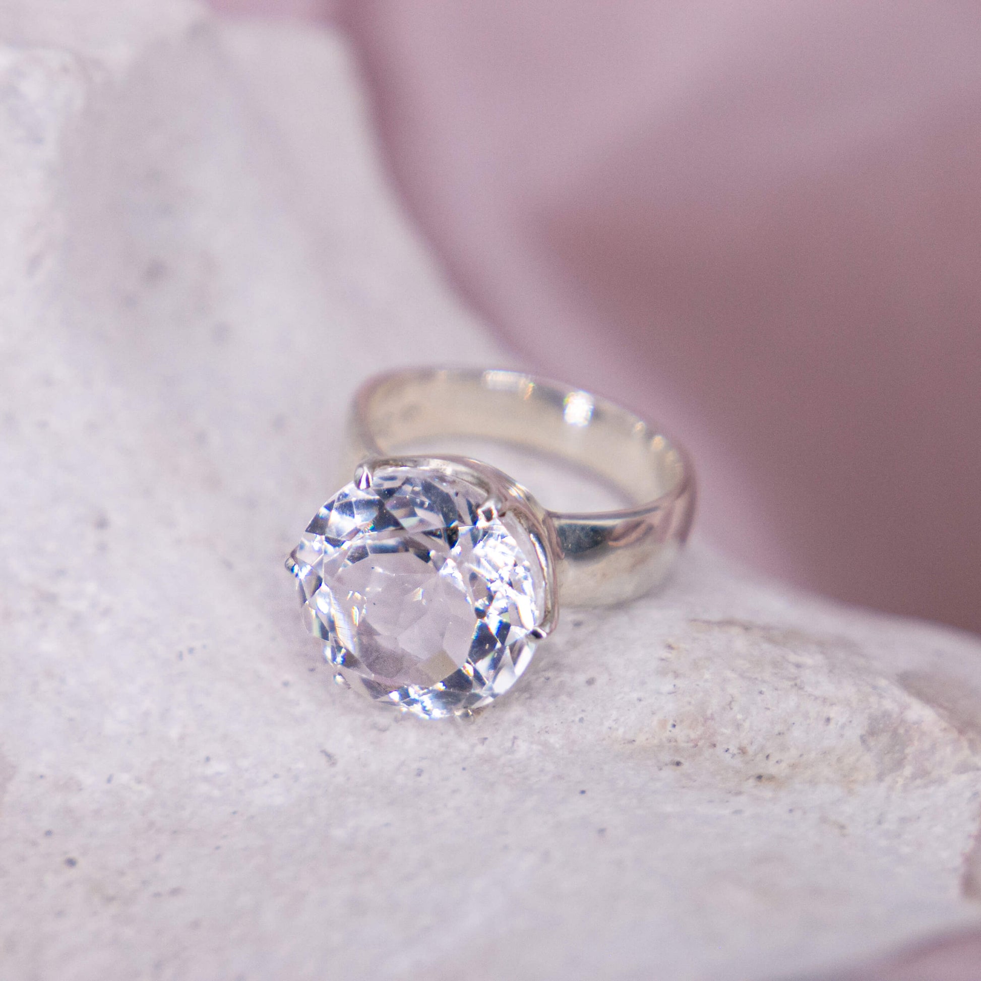 Bergkristall Clear Quarz Ring Schliff Prinzessin Verlobung klar Regenbogen durchsichtig 925 Silber KrappenAnnurah deutscher Onlineshop Kristalle Heilsteine Edelsteine Schutzsteine Unterstützt: Heilung, Hellsichtigkeit, Spiritualität, Kraft Geburts- & Glücksstein für den: 23. Juli | August Sternzeichen: Löwe, Steinbock Chakra: Kronenchakra Erzengel: Metatron Planet: Venus