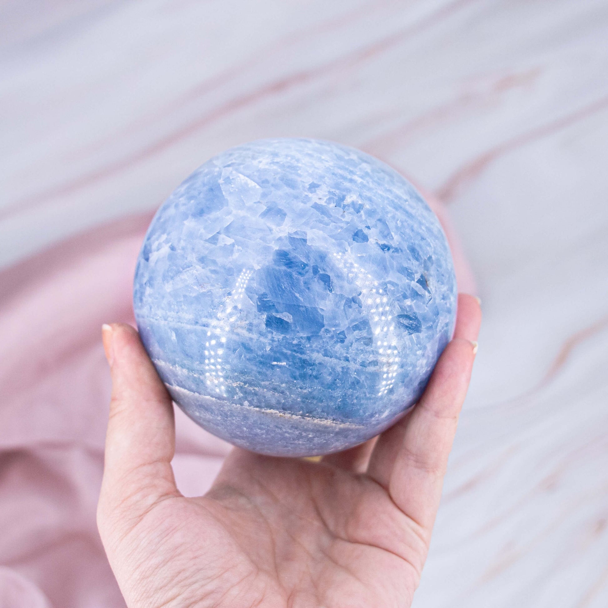 Blauer Calcit Handstein Kugel Trommelstein pastell weiss Annurah deutscher Onlineshop Kristall Edelstein Heilstein Schutzstein