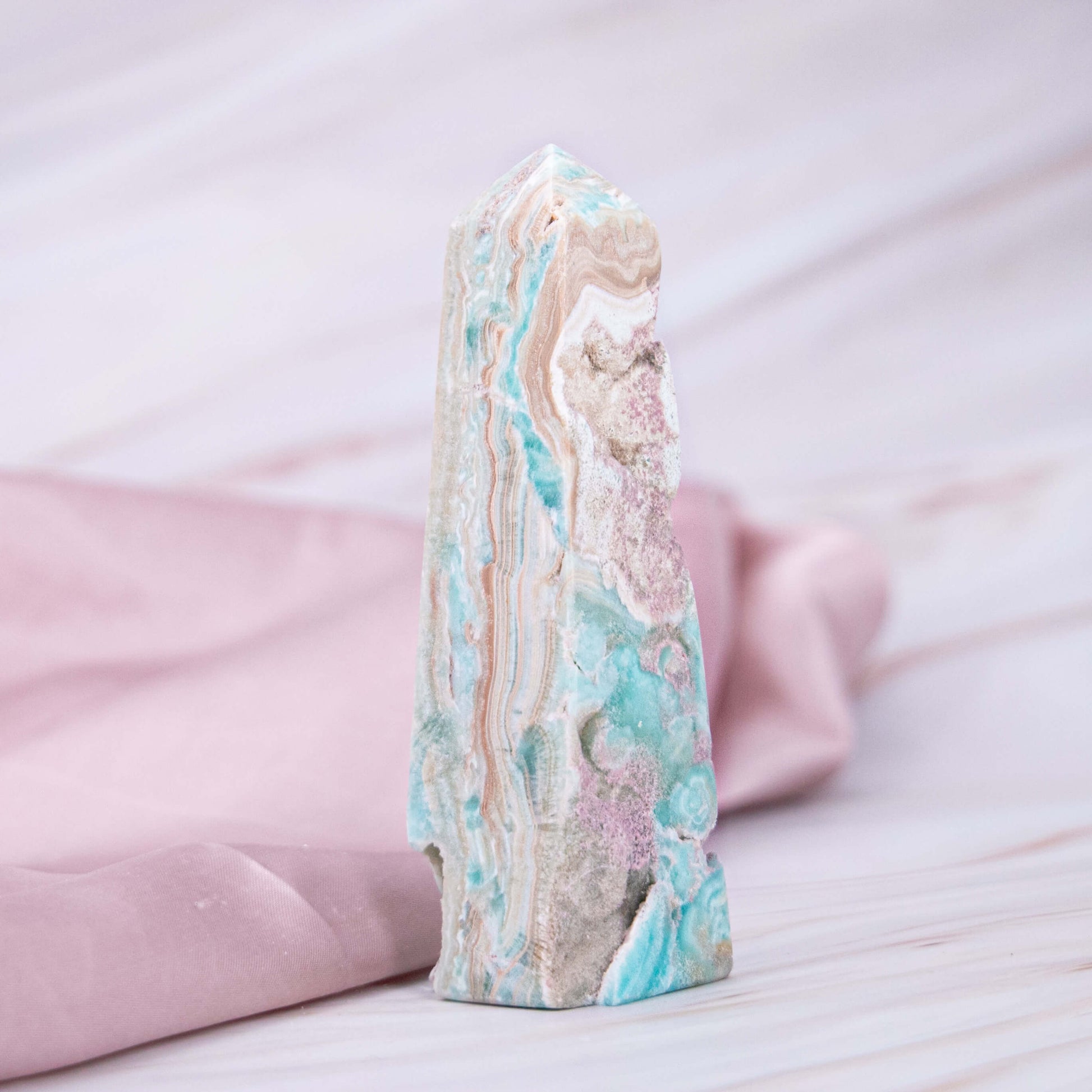 Geburts- & Glücksstein für den: 10. Januar Sternzeichen: Steinbock Chakra: Sakralchakra Karibischer Calcit Calcit Obelisk Turm Spitze Meer Strand Sonne blau braun aqua Türkis Annurah deutscher Onlineshop