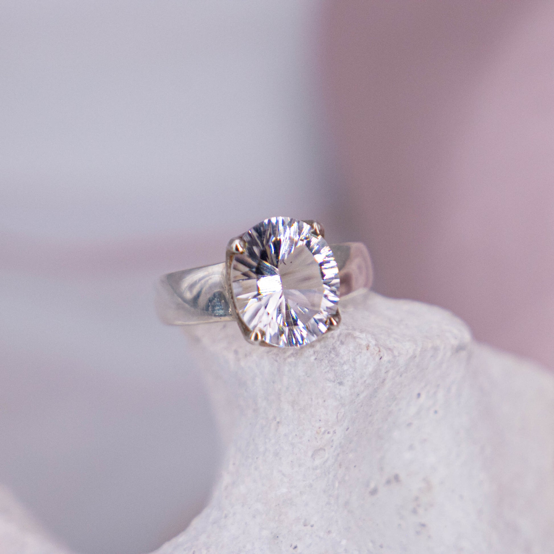 Bergkristall Clear Quarz Ring Schliff Prinzessin Verlobung klar Regenbogen durchsichtig 925 Silber Krappen Annurah deutscher Onlineshop Kristalle Heilsteine Edelsteine Schutzsteine Klarheit Hellsichtigkeit Konzentration Willenskraft Gedächtnisstärkend Wahrnehmung