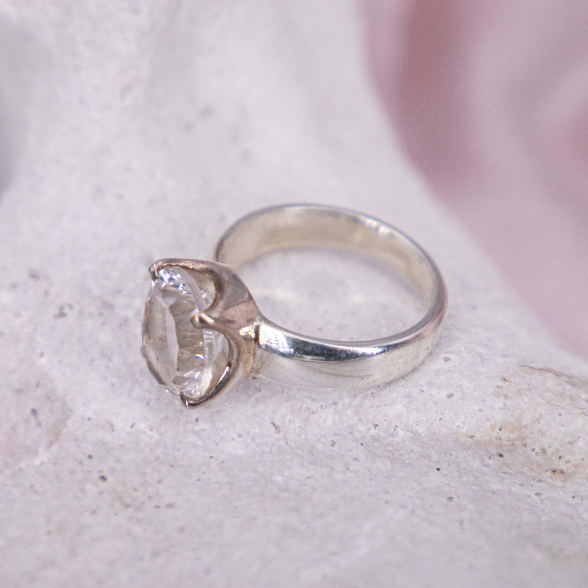 Bergkristall Clear Quarz Ring Schliff Prinzessin Verlobung klar Regenbogen durchsichtig 925 Silber KrappenAnnurah deutscher Onlineshop Kristalle Heilsteine Edelsteine Schutzsteine Unterstützt: Heilung, Hellsichtigkeit, Spiritualität, Kraft Geburts- & Glücksstein für den: 23. Juli | August Sternzeichen: Löwe, Steinbock Chakra: Kronenchakra Erzengel: Metatron Planet: Venus