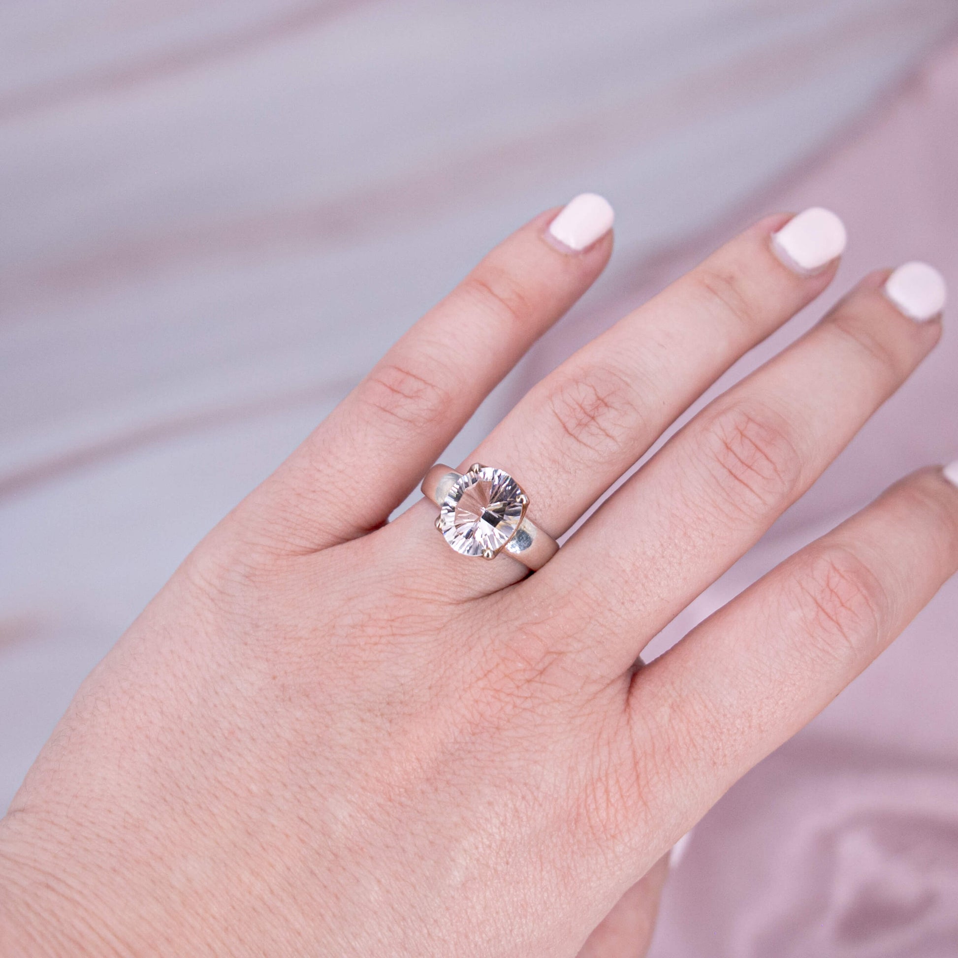 Bergkristall Clear Quarz Ring Schliff Prinzessin Verlobung klar Regenbogen durchsichtig 925 Silber Krappen Annurah deutscher Onlineshop Kristalle Heilsteine Edelsteine Schutzsteine Schilddrüse Augen Fieber Magenschmerzen