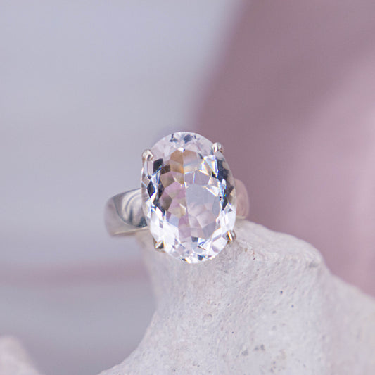 Bergkristall Clear Quarz Ring Schliff Prinzessin Verlobung klar Regenbogen durchsichtig 925 Silber Krappen Annurah deutscher Onlineshop Kristalle Heilsteine Edelsteine Schutzsteine Klarheit Hellsichtigkeit Konzentration Willenskraft Gedächtnisstärkend Wahrnehmung