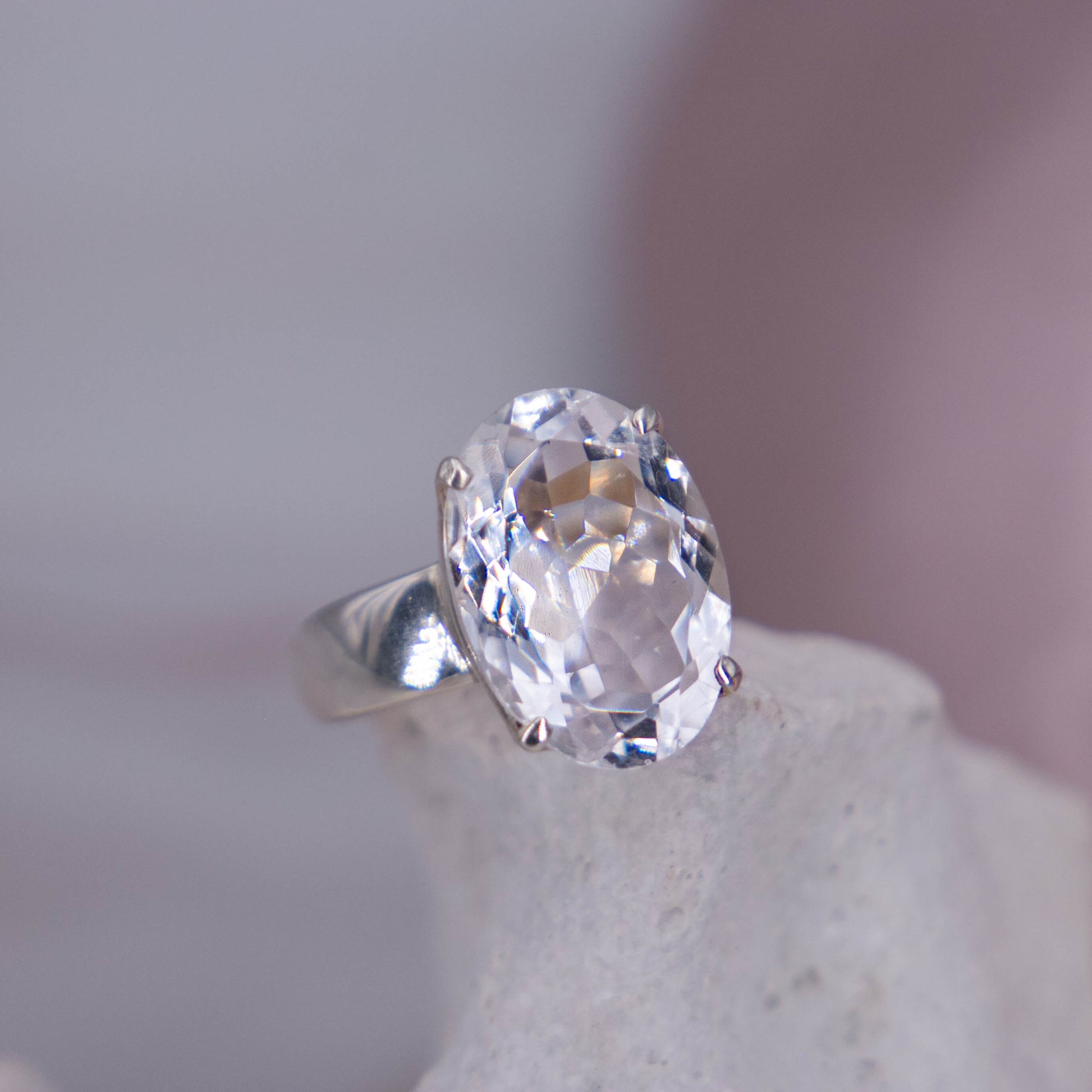 Bergkristall Clear Quarz Ring Schliff Prinzessin Verlobung klar Regenbogen durchsichtig 925 Silber KrappenAnnurah deutscher Onlineshop Kristalle Heilsteine Edelsteine Schutzsteine Unterstützt: Heilung, Hellsichtigkeit, Spiritualität, Kraft Geburts- & Glücksstein für den: 23. Juli | August Sternzeichen: Löwe, Steinbock Chakra: Kronenchakra Erzengel: Metatron Planet: Venus