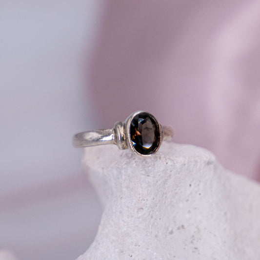 Rauchquarz Morion, Osiriskristall oder Colorado Diamant Ring Kristallring Edelsteinring 925 Silber handgefertigt made in Germany geschliffen braun grau Kristall Edelstein Heilstein Schutzstein weiss Quarz Annurah deutscher Onlineshop Schutz Heilung Stabilität Persönliche Entwicklung Süchte