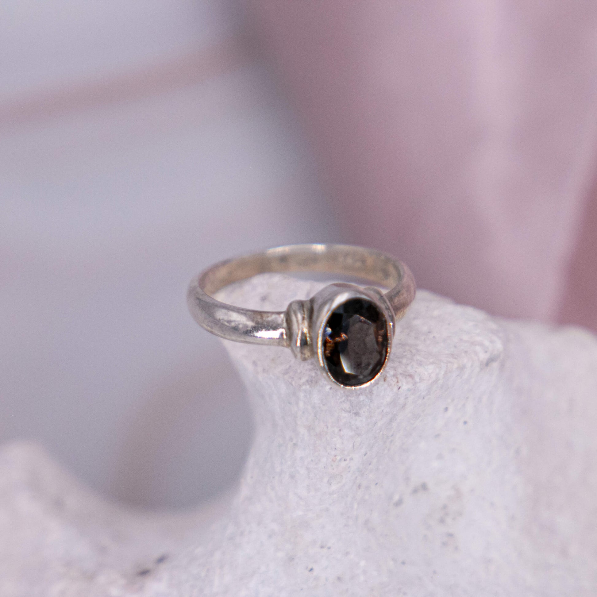 Rauchquarz Morion, Osiriskristall oder Colorado Diamant Ring Kristallring Edelsteinring 925 Silber handgefertigt made in Germany geschliffen braun Kristall Edelstein Heilstein Schutzstein grau weiss Quarz Annurah deutscher Onlineshop Abhängigkeiten negative Energien Schutz Verantwortungsbewusstsein Depression Ängste Eifersucht Stress