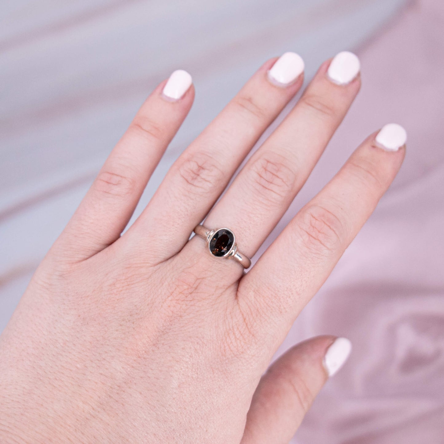 Rauchquarz Morion, Osiriskristall oder Colorado Diamant Kristall Ring Kristallring Edelsteinring 925 Silber handgefertigt made in Germany geschliffen braun Edelstein Heilstein Schutzstein weiss Quarz Annurah deutscher Onlineshop Geburts- & Glücksstein für den: 17. Oktober Sternzeichen: Steinbock, Waage, Skorpion Chakra: Wurzelchakra, Solarplexus Erzengel: Sandalphon
