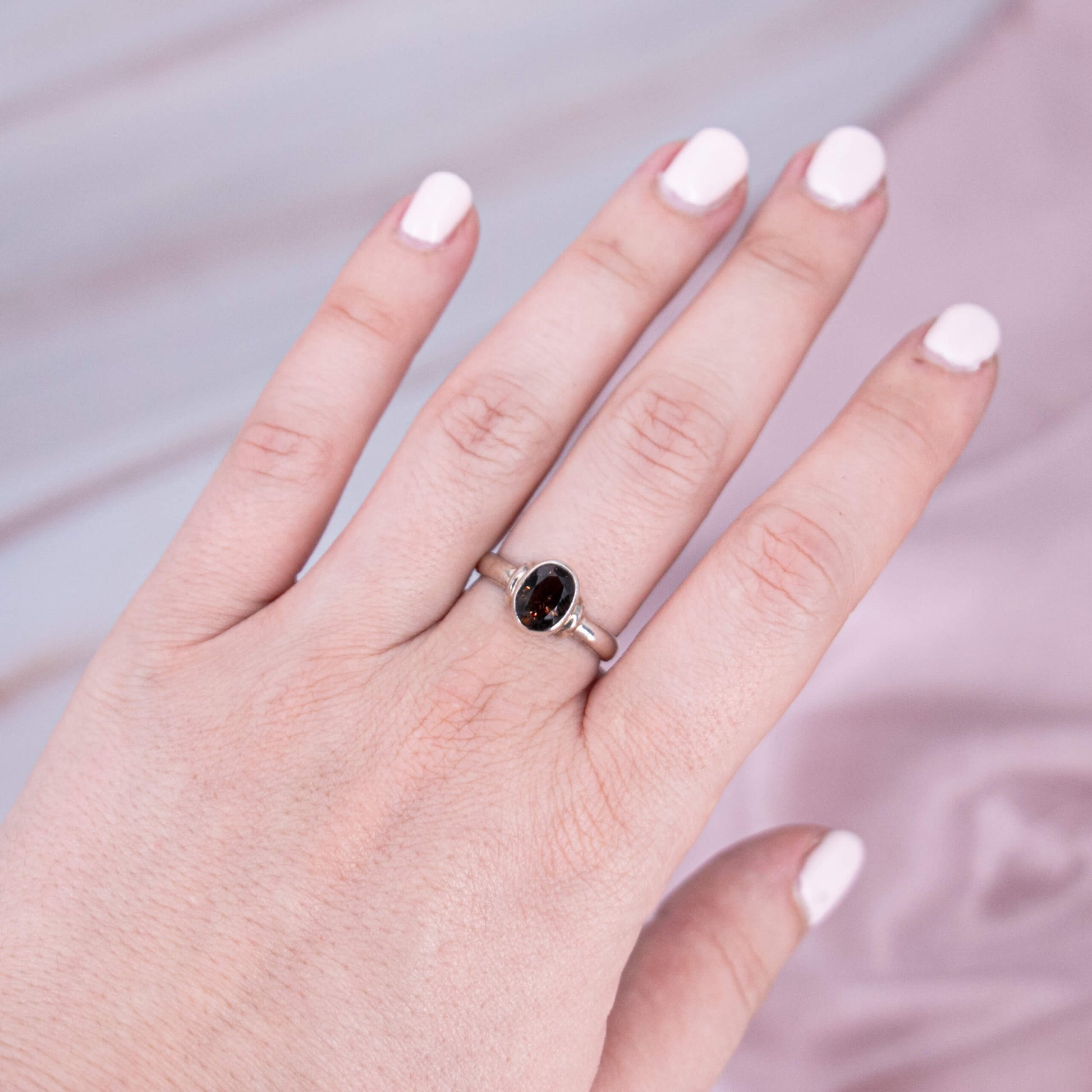 Rauchquarz Morion, Osiriskristall oder Colorado Diamant Kristall Ring Kristallring Edelsteinring 925 Silber handgefertigt made in Germany geschliffen braun Edelstein Heilstein Schutzstein weiss Quarz Annurah deutscher Onlineshop Geburts- & Glücksstein für den: 17. Oktober Sternzeichen: Steinbock, Waage, Skorpion Chakra: Wurzelchakra, Solarplexus Erzengel: Sandalphon