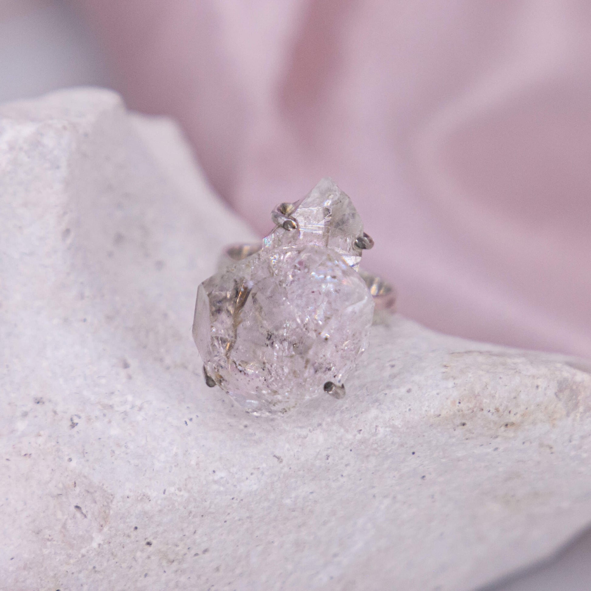 Herkimer Diamant Ring 925 Silber Krappen Einzelstück Verlobung Prinzessin durchsichtig Flash Regenbogen New York Annurah deutscher Onlineshop Rohstück Rohspitze Kristallspitze Kristallring Energie Chakra 