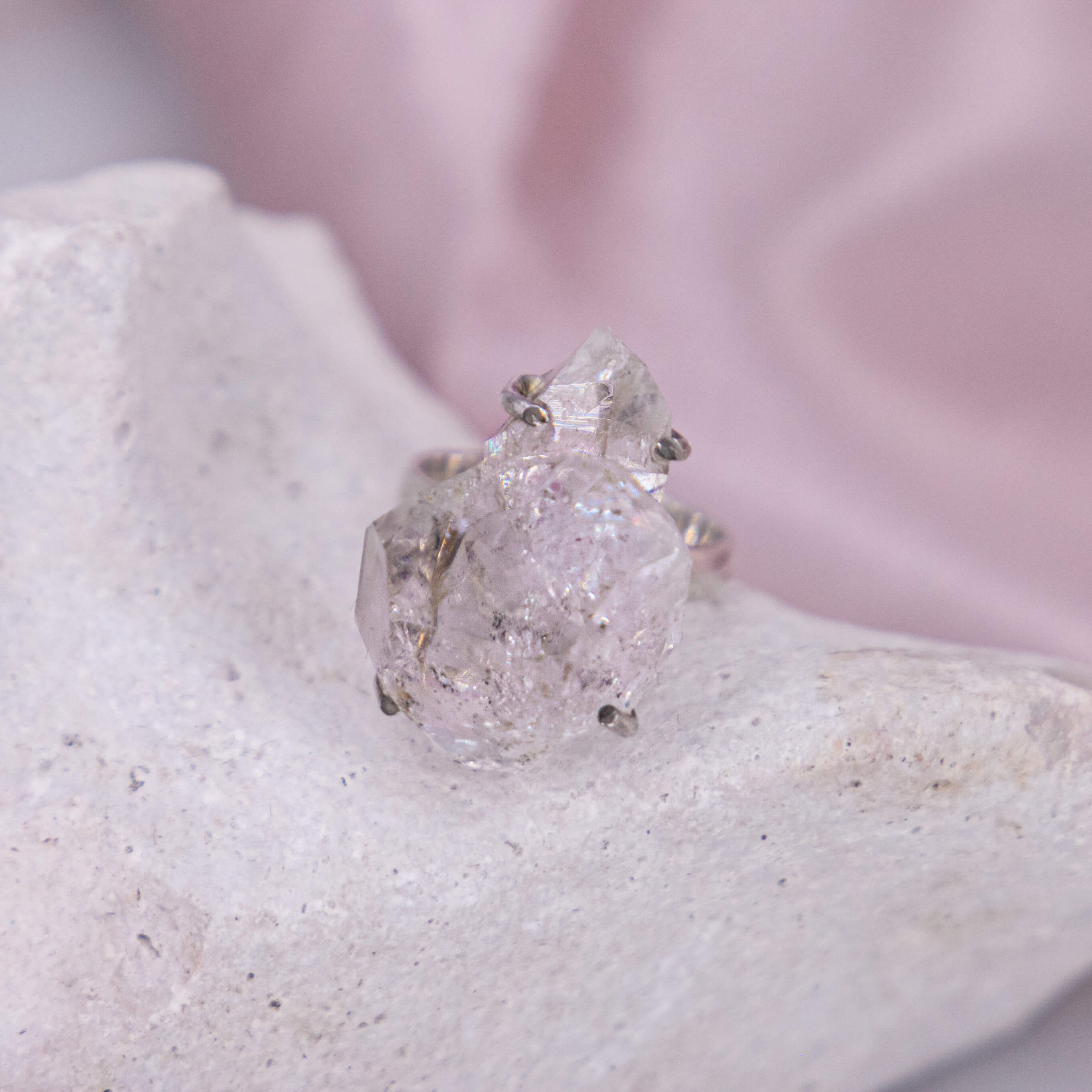 Herkimer Diamant Ring 925 Silber Krappen Einzelstück Verlobung Prinzessin durchsichtig Flash Regenbogen New York Annurah deutscher Onlineshop Rohstück Rohspitze Kristallspitze Kristallring Energie Chakra 