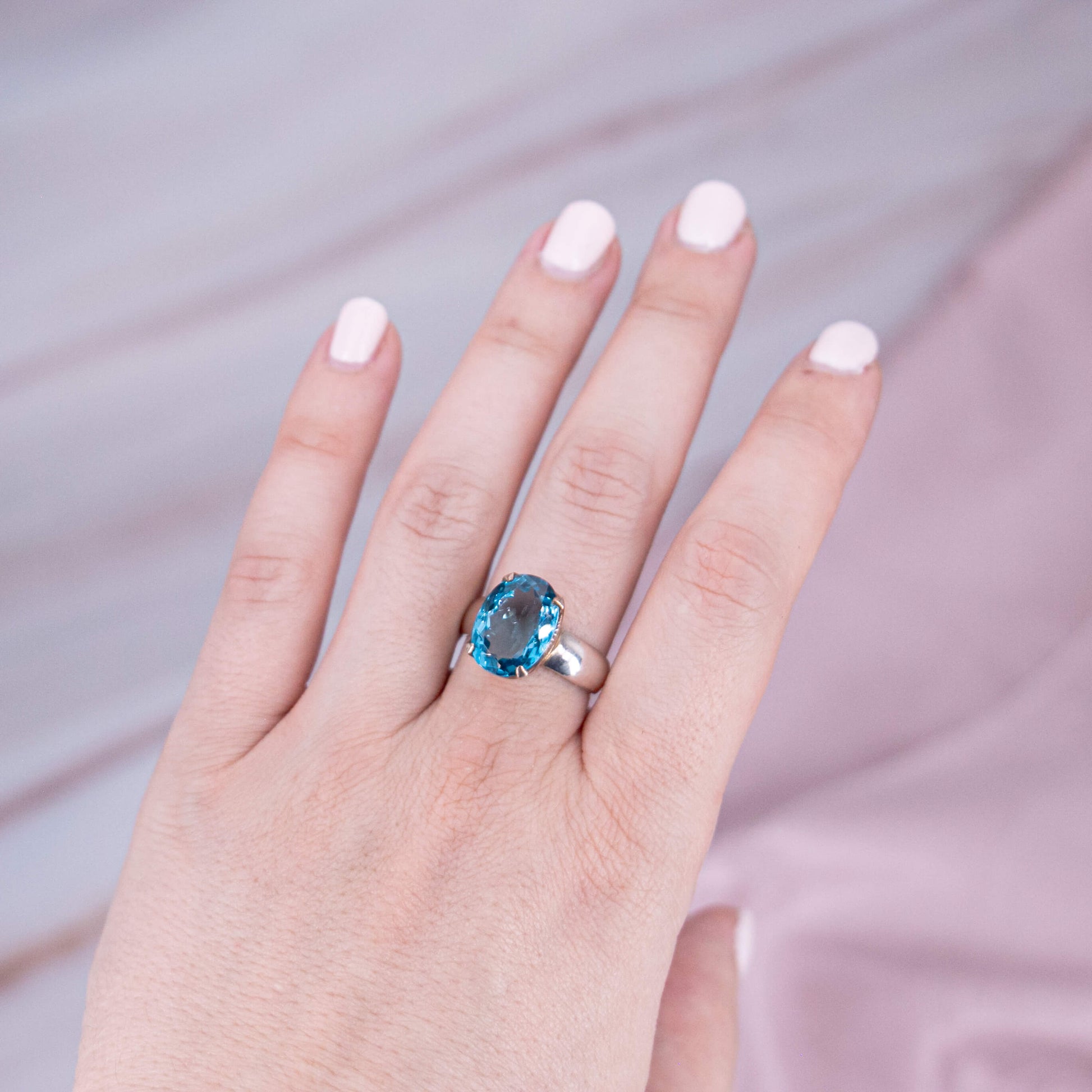 Kristalle Edelsteine Heilsteine Schutzsteine Ring Silber Annurah deutscher Onlineshop Oval rund Größe Einzelstück Topas Blue Blau dunkelblau London Blue Schliff