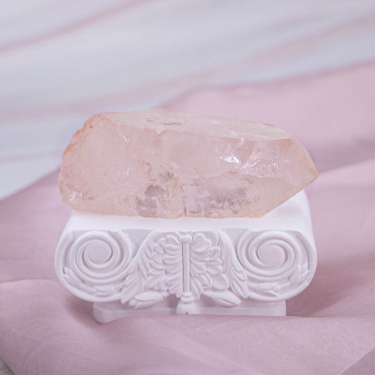 Pink Lemurian Quarz Kristall Edelstein Heilstein Schutzstein Annurah deutscher Onlineshop seltener Edelstein, der unter anderem in Brasilien gefunden wird. Lemurian Quarz wird auch als Saatkristall bezeichnet