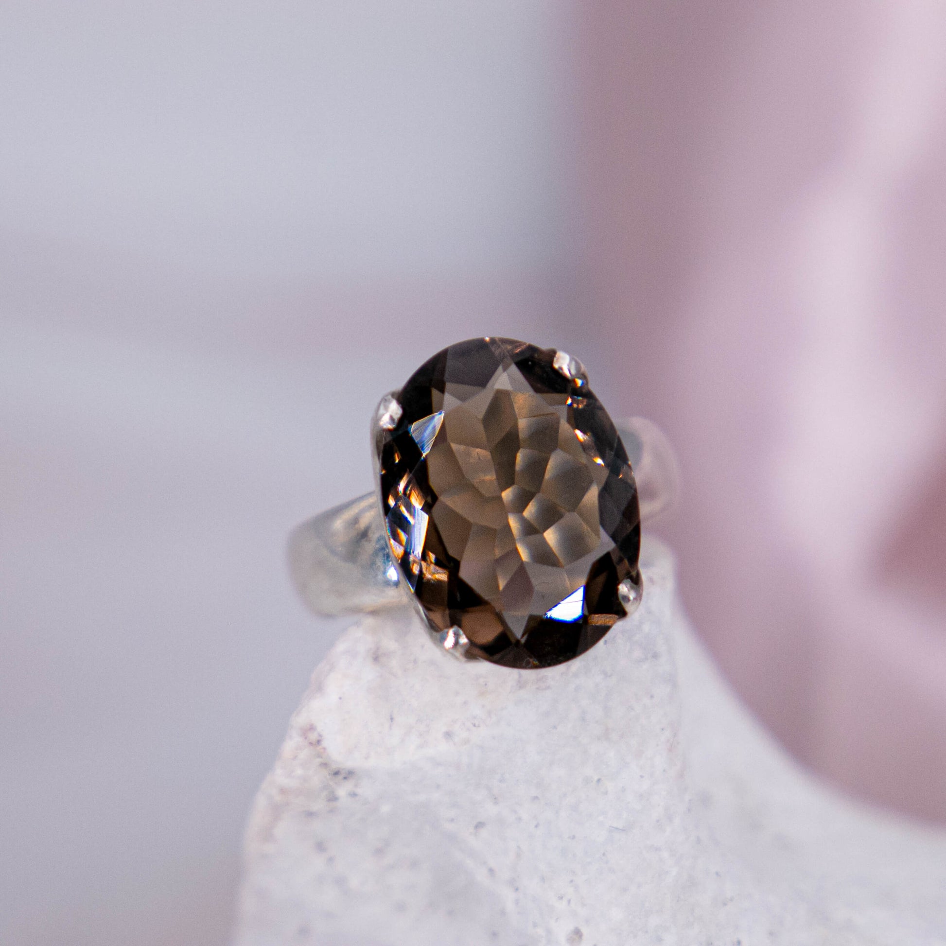 Rauchquarz Morion, Osiriskristall oder Colorado Diamant Ring Kristallring Edelsteinring 925 Silber handgefertigt made in Germany geschliffen braun grau Kristall Edelstein Heilstein Schutzstein weiss Quarz Annurah deutscher Onlineshop Schutz Heilung Stabilität Persönliche Entwicklung Süchte