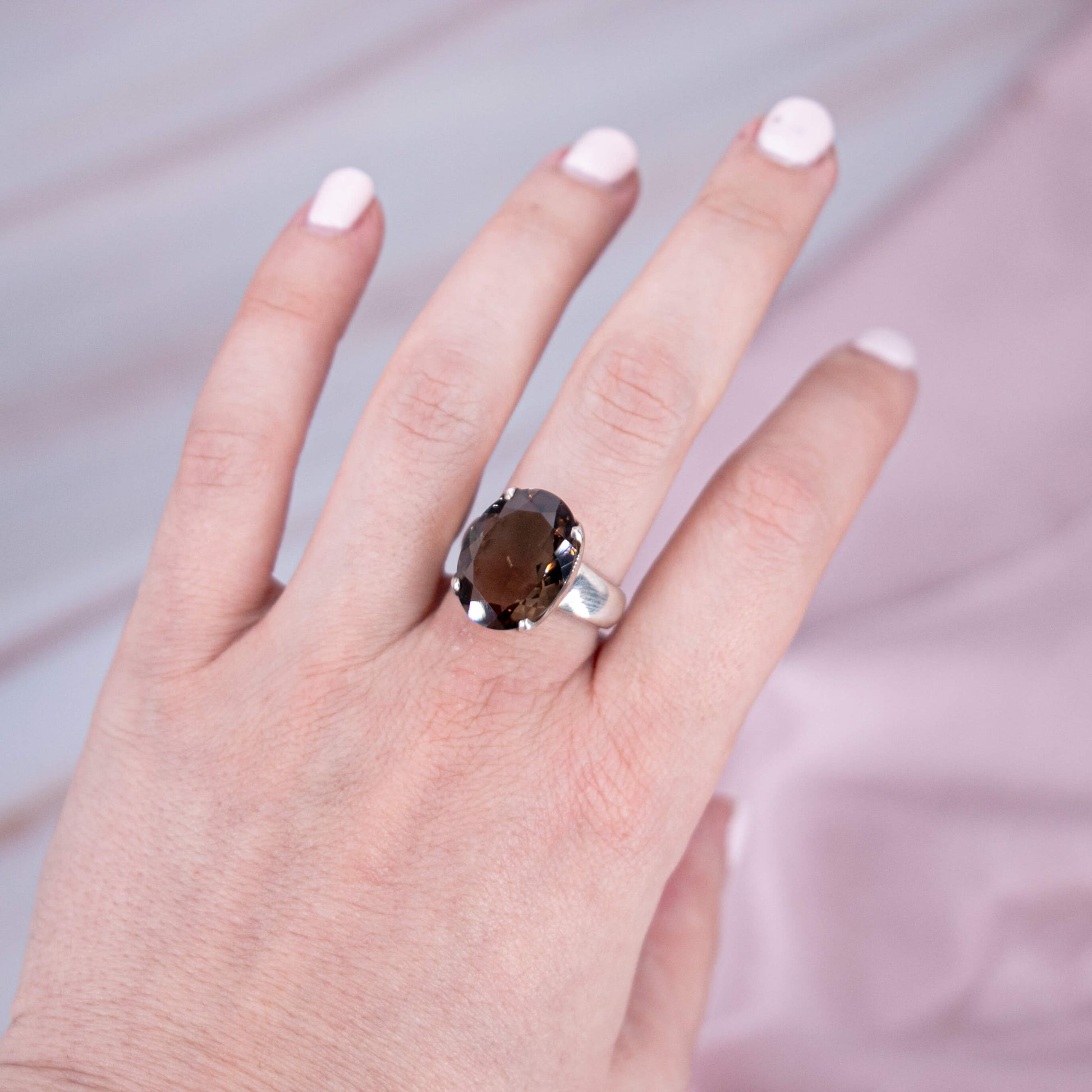 Rauchquarz Morion, Osiriskristall oder Colorado Diamant Kristall Ring Kristallring Edelsteinring 925 Silber handgefertigt made in Germany geschliffen braun Edelstein Heilstein Schutzstein weiss Quarz Annurah deutscher Onlineshop Geburts- & Glücksstein für den: 17. Oktober Sternzeichen: Steinbock, Waage, Skorpion Chakra: Wurzelchakra, Solarplexus Erzengel: Sandalphon