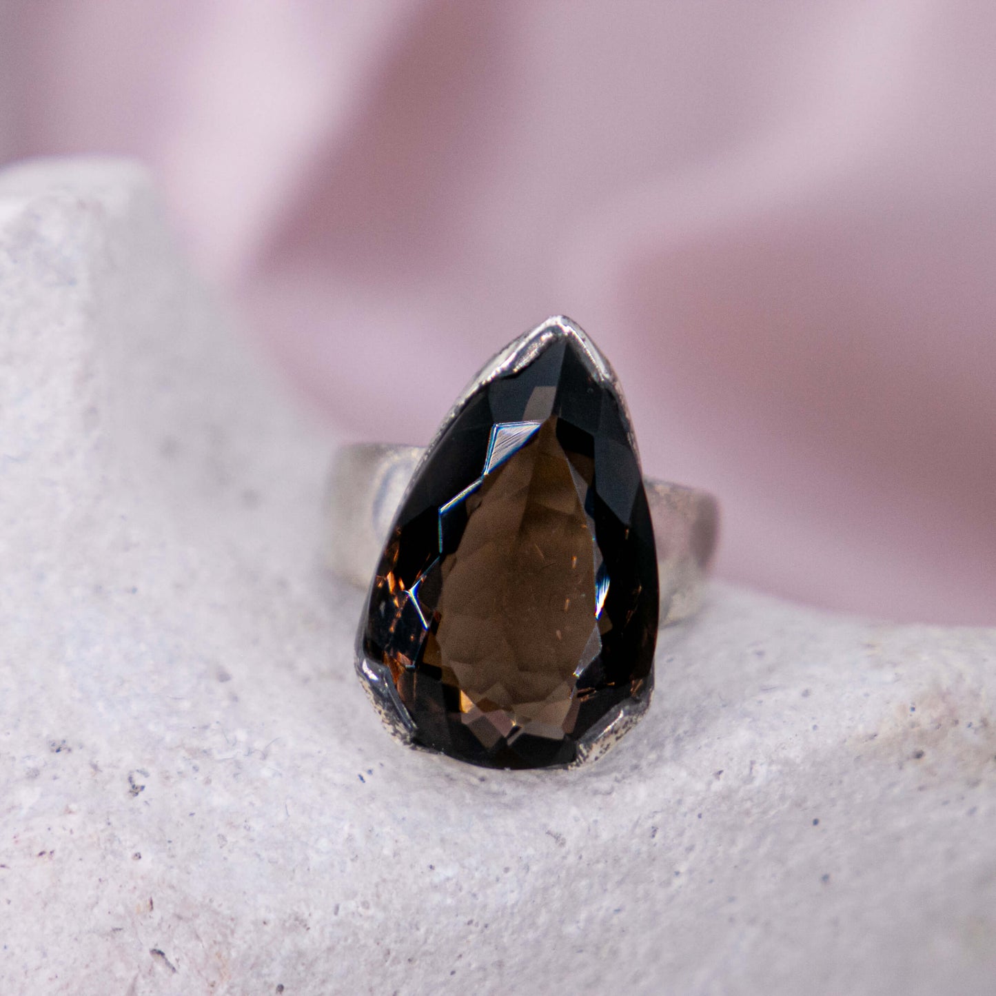 Rauchquarz Morion, Osiriskristall oder Colorado Diamant Ring Kristallring Edelsteinring 925 Silber handgefertigt made in Germany geschliffen braun grau Kristall Edelstein Heilstein Schutzstein weiss Quarz Annurah deutscher Onlineshop Schutz Heilung Stabilität Persönliche Entwicklung Süchte