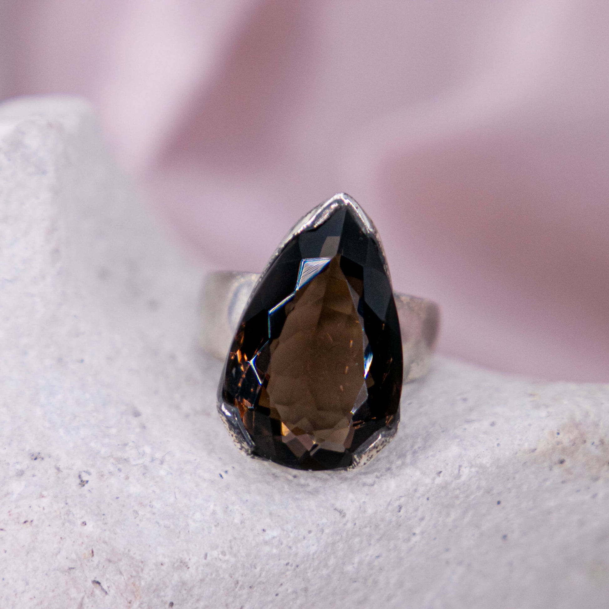 Rauchquarz Morion, Osiriskristall oder Colorado Diamant Ring Kristallring Edelsteinring 925 Silber handgefertigt made in Germany geschliffen braun grau Kristall Edelstein Heilstein Schutzstein weiss Quarz Annurah deutscher Onlineshop Schutz Heilung Stabilität Persönliche Entwicklung Süchte
