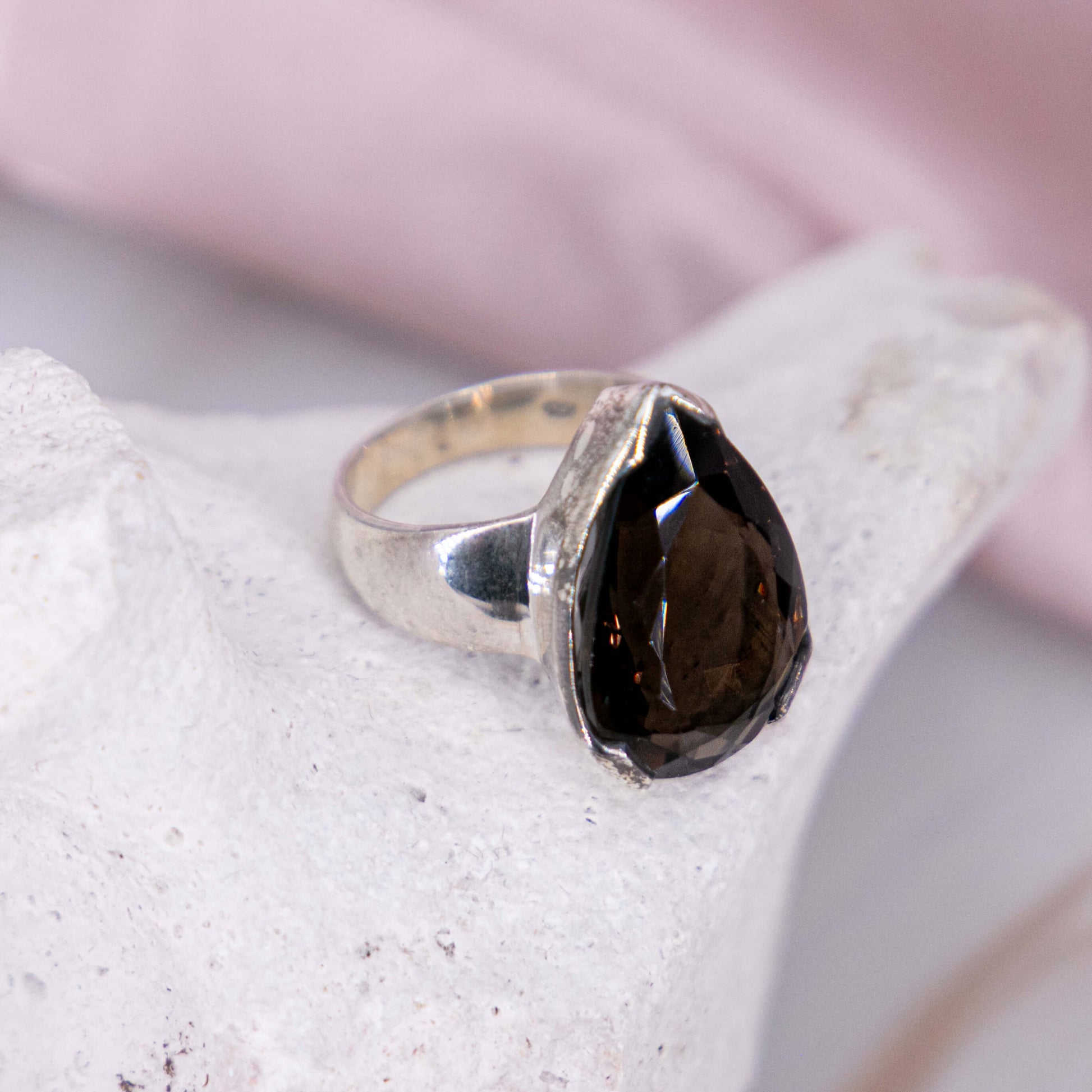 Rauchquarz Morion, Osiriskristall oder Colorado Diamant Kristall Ring Kristallring Edelsteinring 925 Silber handgefertigt made in Germany geschliffen braun Edelstein Heilstein Schutzstein weiss Quarz Annurah deutscher Onlineshop Geburts- & Glücksstein für den: 17. Oktober Sternzeichen: Steinbock, Waage, Skorpion Chakra: Wurzelchakra, Solarplexus Erzengel: Sandalphon
