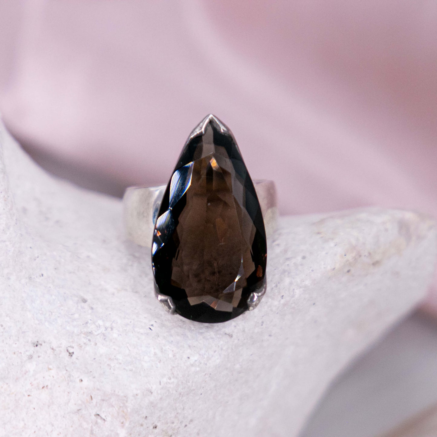 Rauchquarz Morion, Osiriskristall oder Colorado Diamant Ring Kristallring Edelsteinring 925 Silber handgefertigt made in Germany geschliffen braun grau Kristall Edelstein Heilstein Schutzstein weiss Quarz Annurah deutscher Onlineshop Schutz Heilung Stabilität Persönliche Entwicklung Süchte