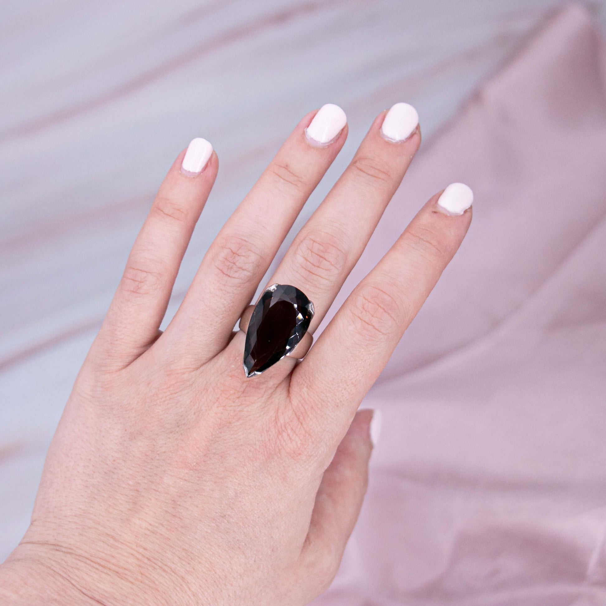 Rauchquarz Morion, Osiriskristall oder Colorado Diamant Kristall Ring Kristallring Edelsteinring 925 Silber handgefertigt made in Germany geschliffen braun Edelstein Heilstein Schutzstein weiss Quarz Annurah deutscher Onlineshop Geburts- & Glücksstein für den: 17. Oktober Sternzeichen: Steinbock, Waage, Skorpion Chakra: Wurzelchakra, Solarplexus Erzengel: Sandalphon