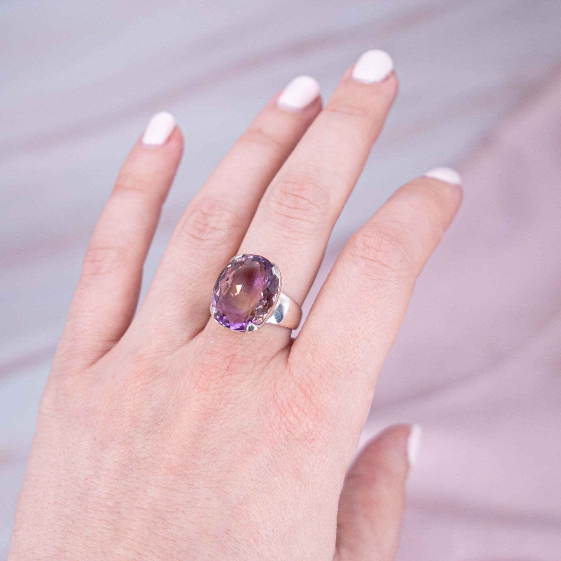 Amethyst Citrin Ametrin geschliffen Einzelstück massiv edel elegant gelb Silber Ring Oval Lila Violett Flash Schmuck Accessoires Kristall Heilstein Edelstein Schutzstein Annurah deutscher Onlineshop getragen Hand groß Statement