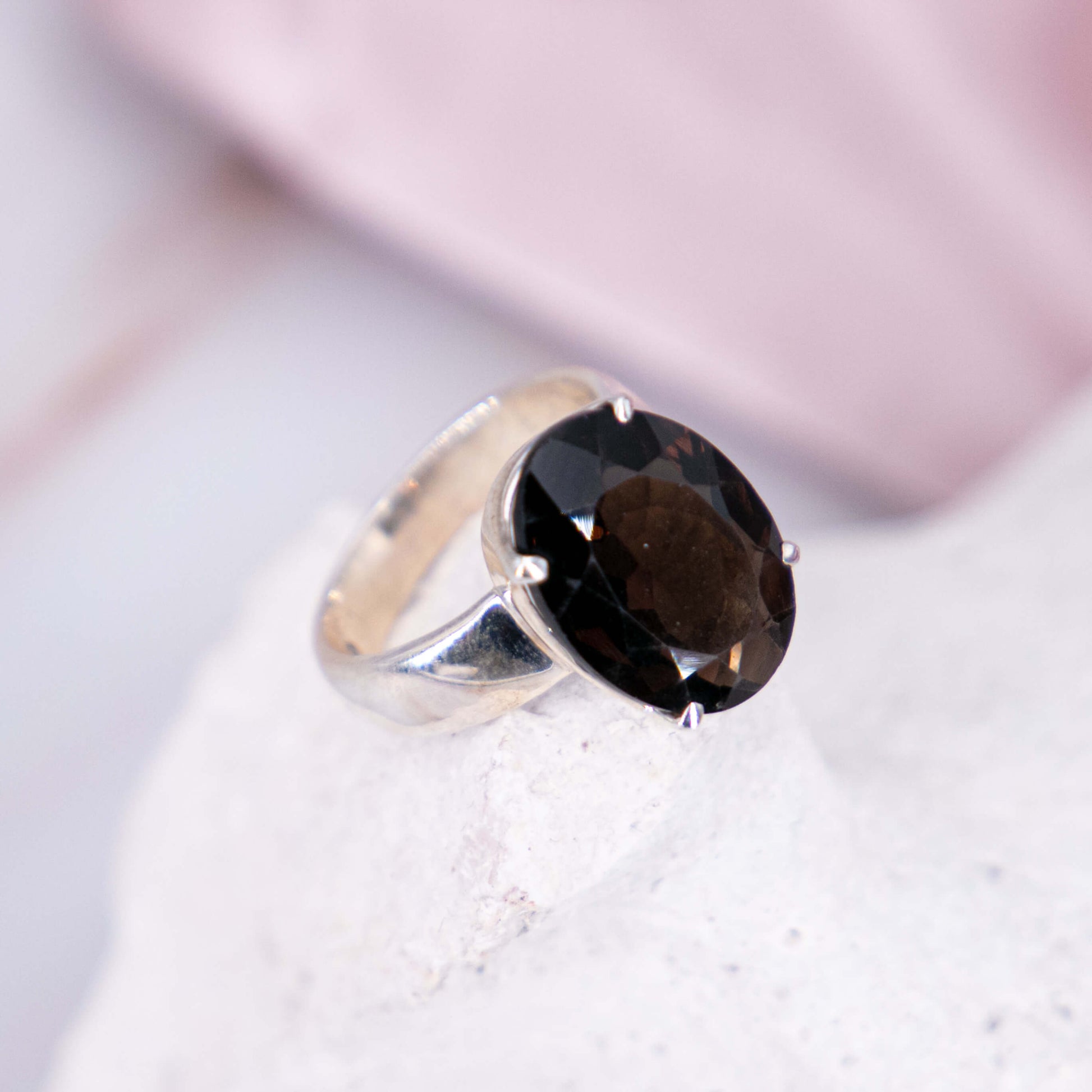 Rauchquarz Morion, Osiriskristall oder Colorado Diamant Ring Kristallring Edelsteinring 925 Silber handgefertigt made in Germany geschliffen braun Kristall Edelstein Heilstein Schutzstein grau weiss Quarz Annurah deutscher Onlineshop Abhängigkeiten negative Energien Schutz Verantwortungsbewusstsein Depression Ängste Eifersucht Stress