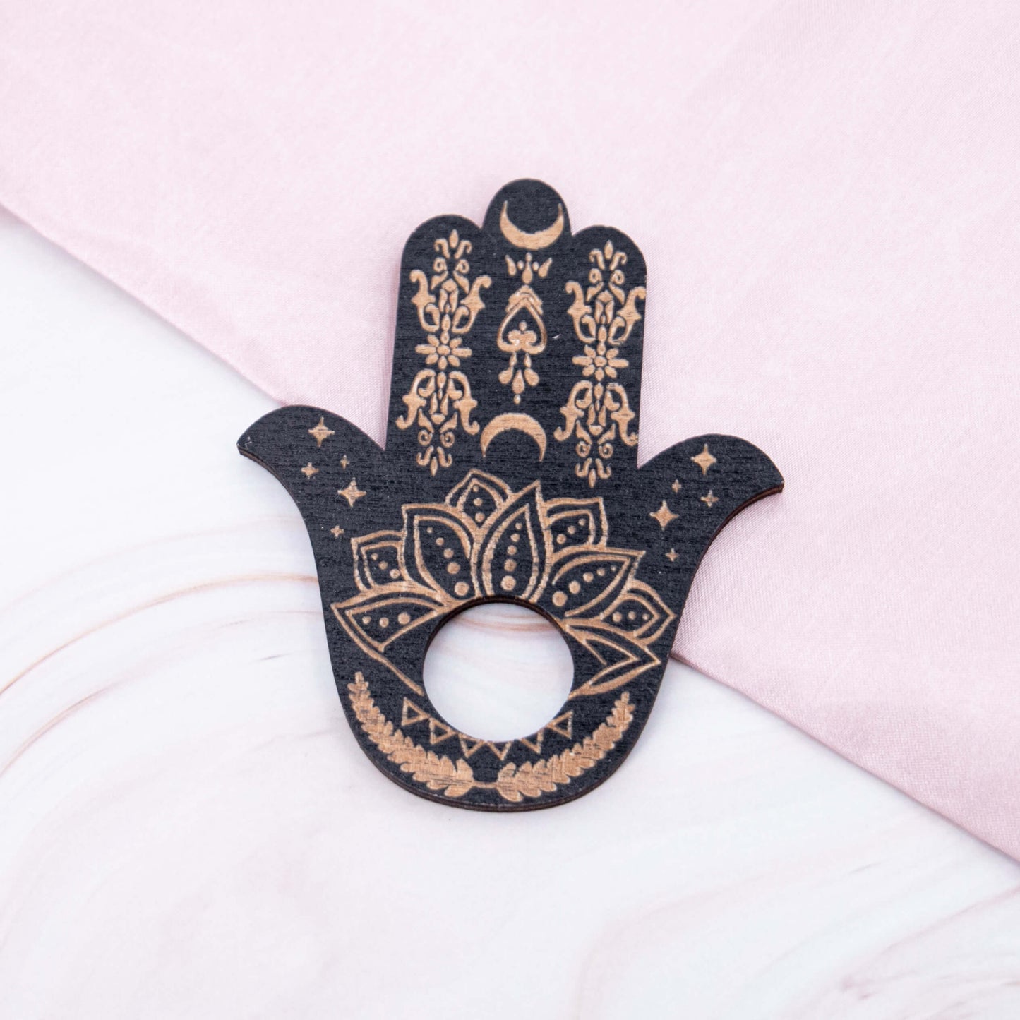 Holz Kugelständer Kugelhalter Ständer Halter für Kristallkugeln Kristalle Edelsteine Heilsteine Schutzsteine Annurah deutscher Onlineshop witchy Esoterik Magie Mond Sonne Design Hamsa Hand Evil Eye Holy Eye Hand schwarz beige braun