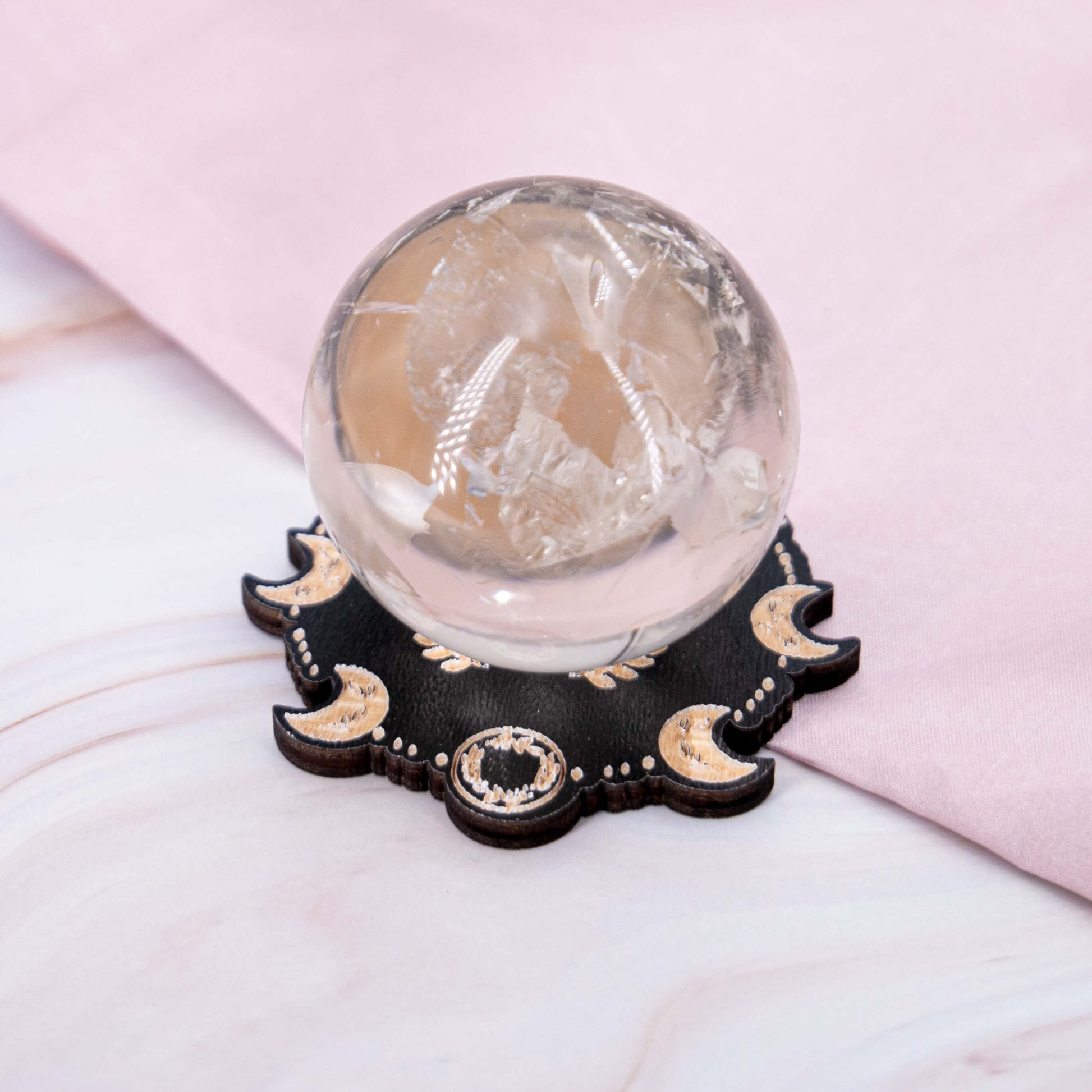 Holz Kugelständer Mond Mondphasen Kristalle Edelsteine schwarz braun Edelsteine Sonne Vollmond Halbmond Deko Annurah deutscher Onlineshop Bergkristall Kugel