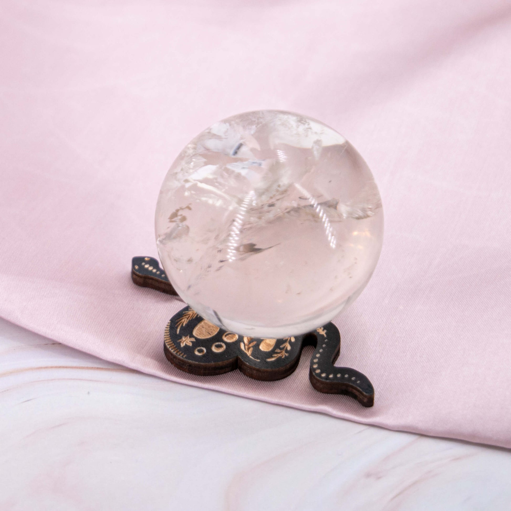 Holz Kugelständer Kugelhalter Ständer Halter für Kristallkugeln Kristalle Edelsteine Heilsteine Schutzsteine Annurah deutscher Onlineshop witchy Esoterik Magie Mond Sonne Design Schlange snake schwarz braun beige Bergkristallkugel