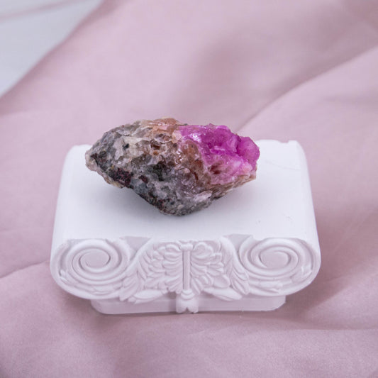 Pinker Cobalt Calcit Pink Rohstein Edelstein Kristall Heilstein Schutzstein Annurah deutscher Onlineshop Stein der Aphrodite und gilt seit jeher als Talisman der Liebe