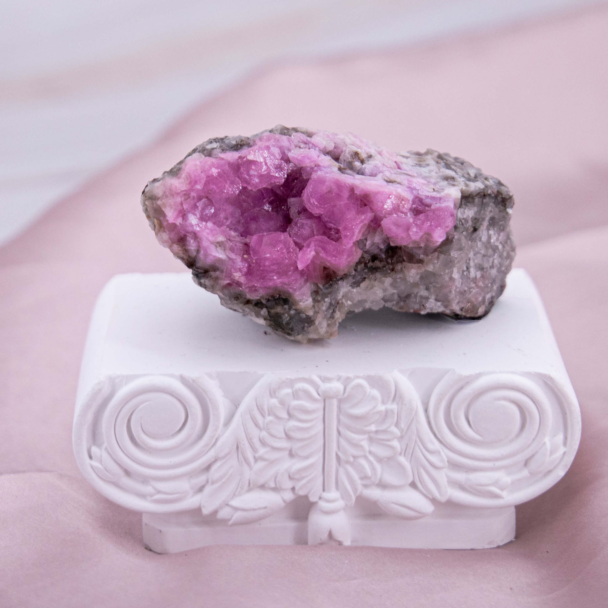 Pinker Cobalt Calcit Pink Rohstein Edelstein Kristall Heilstein Schutzstein Annurah deutscher Onlineshop Stein der Aphrodite und gilt seit jeher als Talisman der Liebe