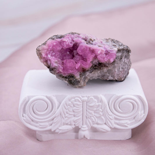 Pinker Cobalt Calcit Pink Rohstein Edelstein Kristall Heilstein Schutzstein Annurah deutscher Onlineshop Stein der Aphrodite und gilt seit jeher als Talisman der Liebe