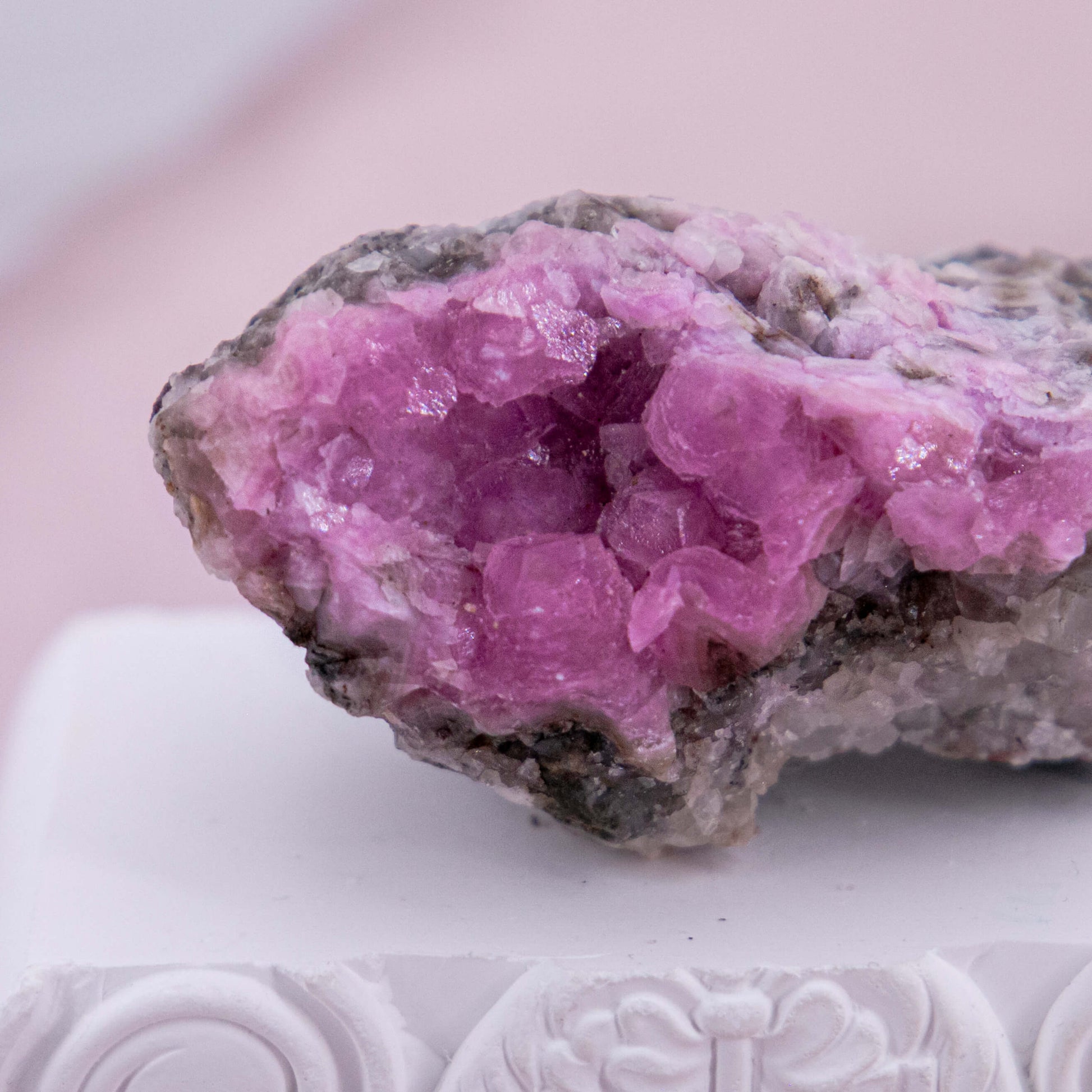 Pinker Cobalt Calcit Pink Rohstein Edelstein Kristall Heilstein Schutzstein Annurah deutscher Onlineshop beruhigenden Frequenzen helfen uns dabei innere Blockaden zu lösen und uns wieder zu öffnen