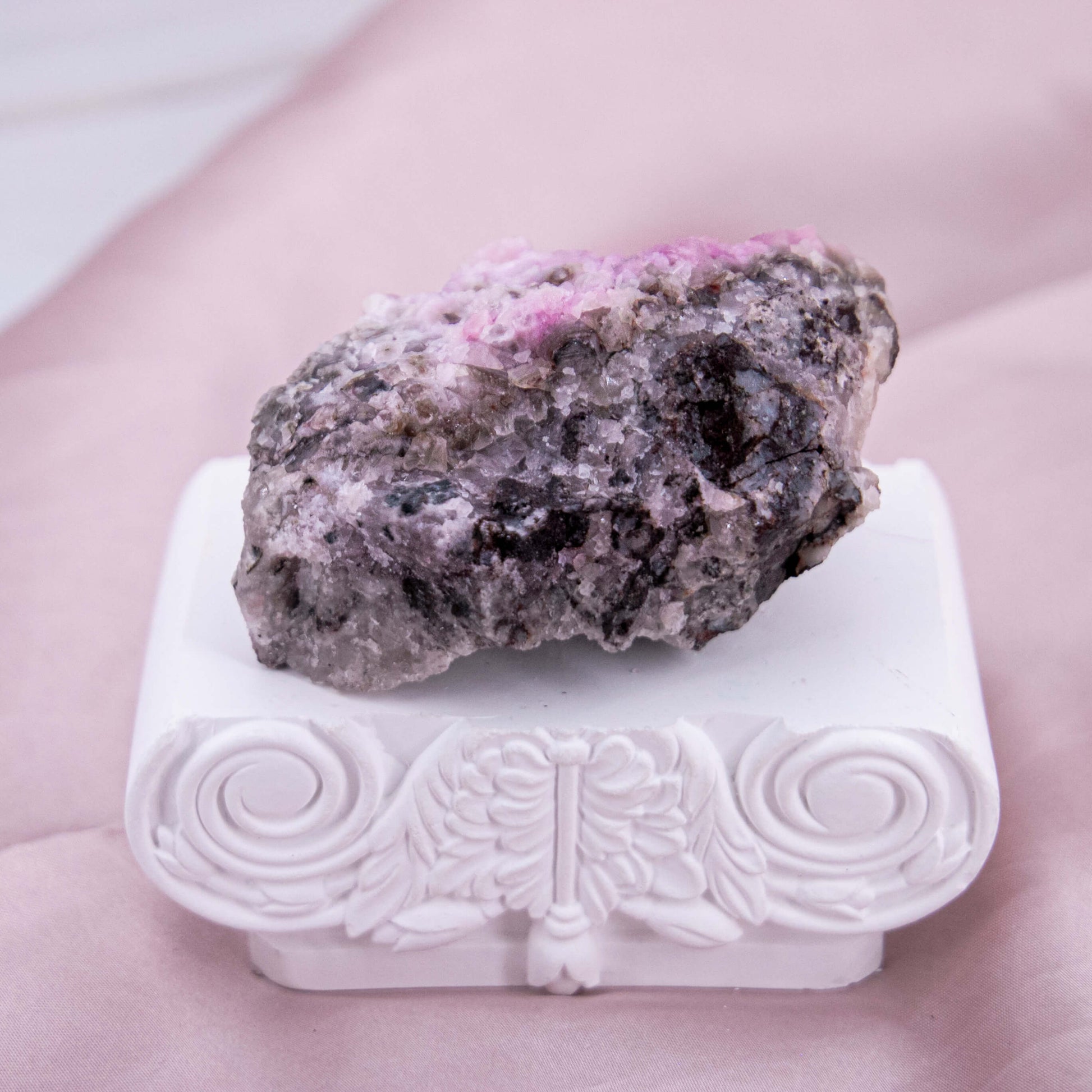 Pinker Cobalt Calcit Pink Rohstein Edelstein Kristall Heilstein Schutzstein Annurah deutscher Onlineshop eignet sich hervorragend für emotionale Themen und Beziehungen
