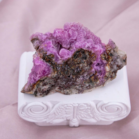 Pinker Cobalt Calcit Pink Rohstein Edelstein Kristall Heilstein Schutzstein Annurah deutscher Onlineshop Stein der Aphrodite und gilt seit jeher als Talisman der Liebe